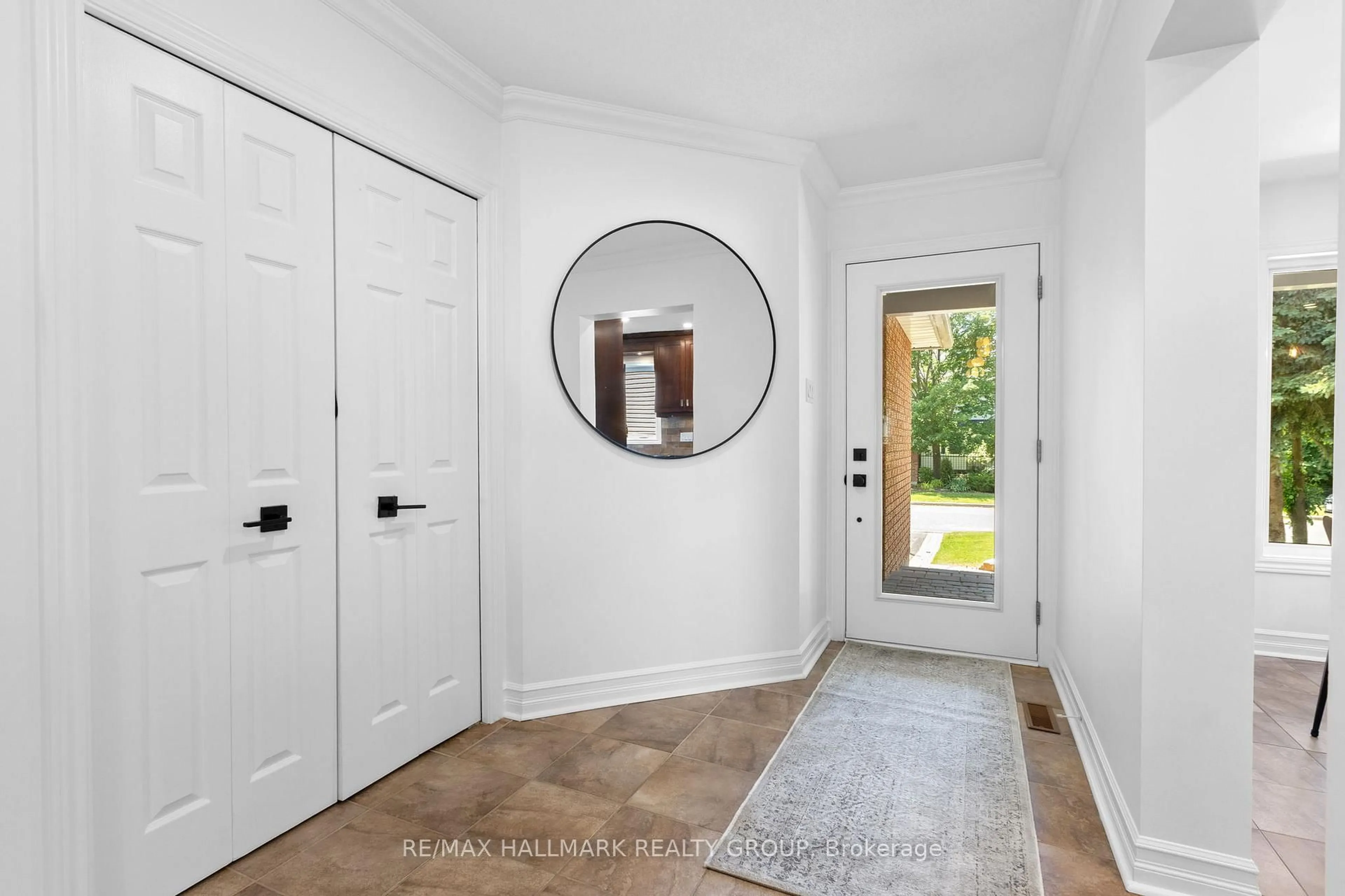Indoor entryway for 804 Adencliffe Dr, Ottawa Ontario K4A 3E4