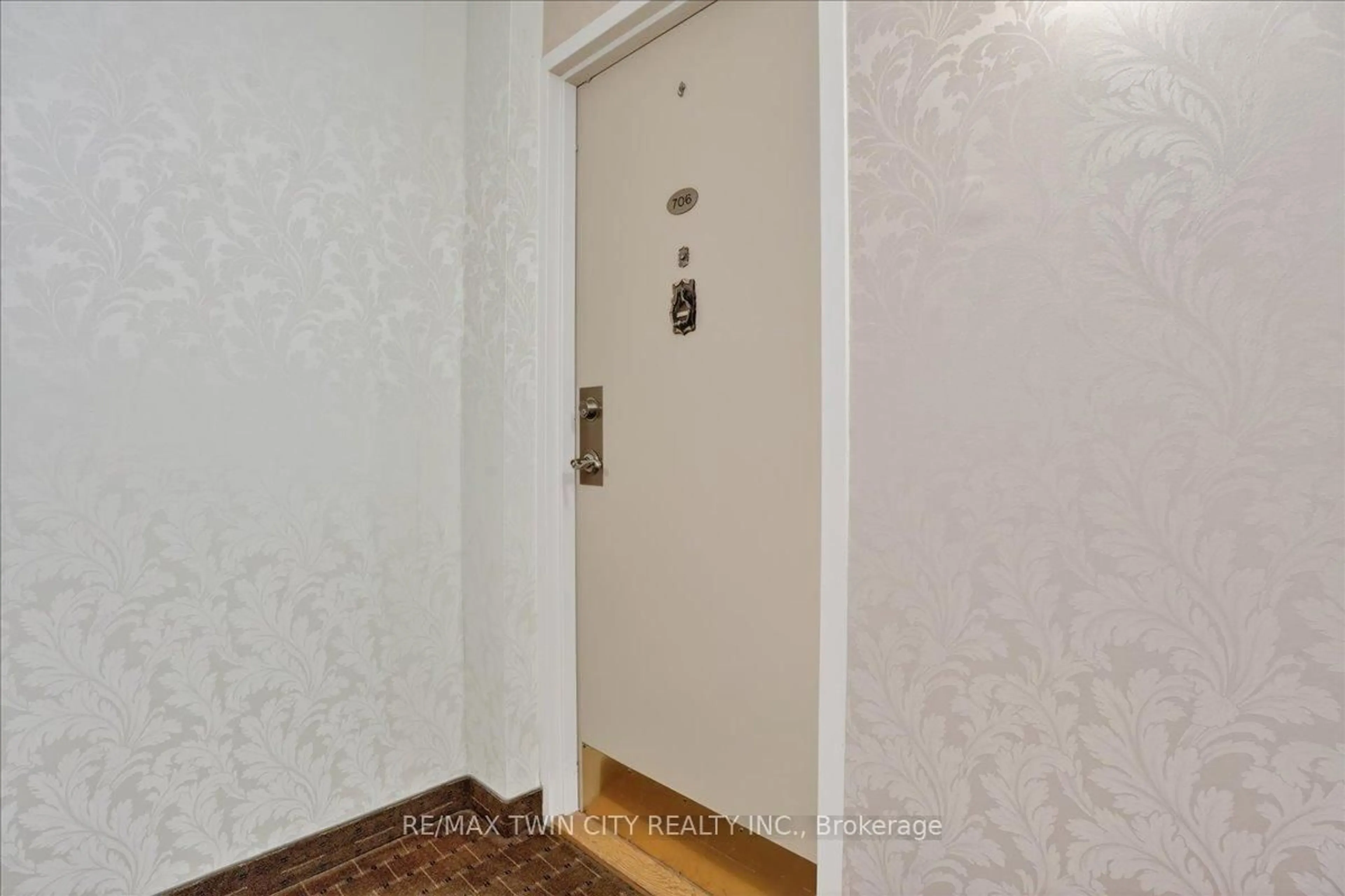 Unknown for 19 Woodlawn Rd #706, Guelph Ontario N1H 7B1