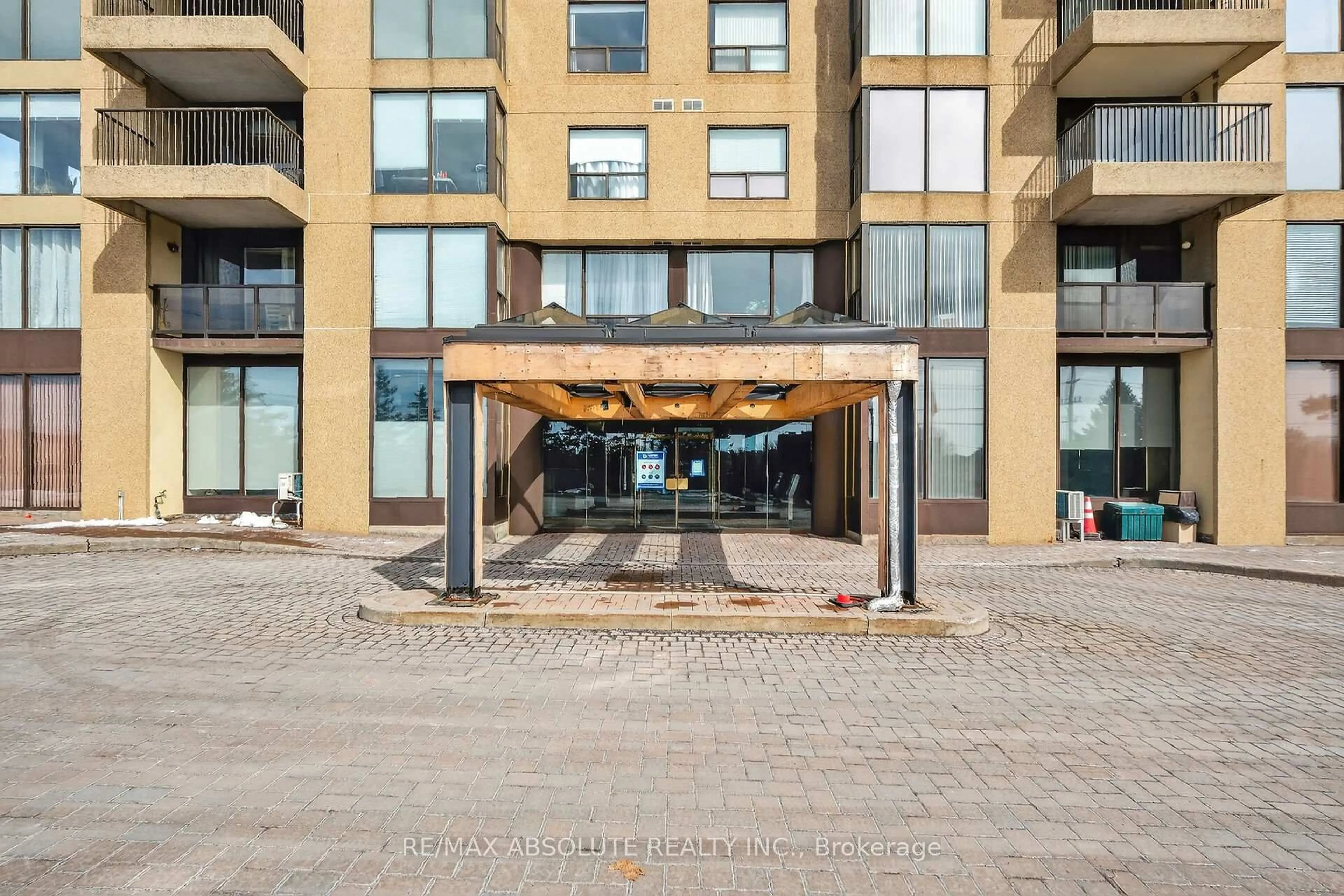 Indoor foyer for 545 St Laurent Blvd #806, Ottawa Ontario K1K 4H9