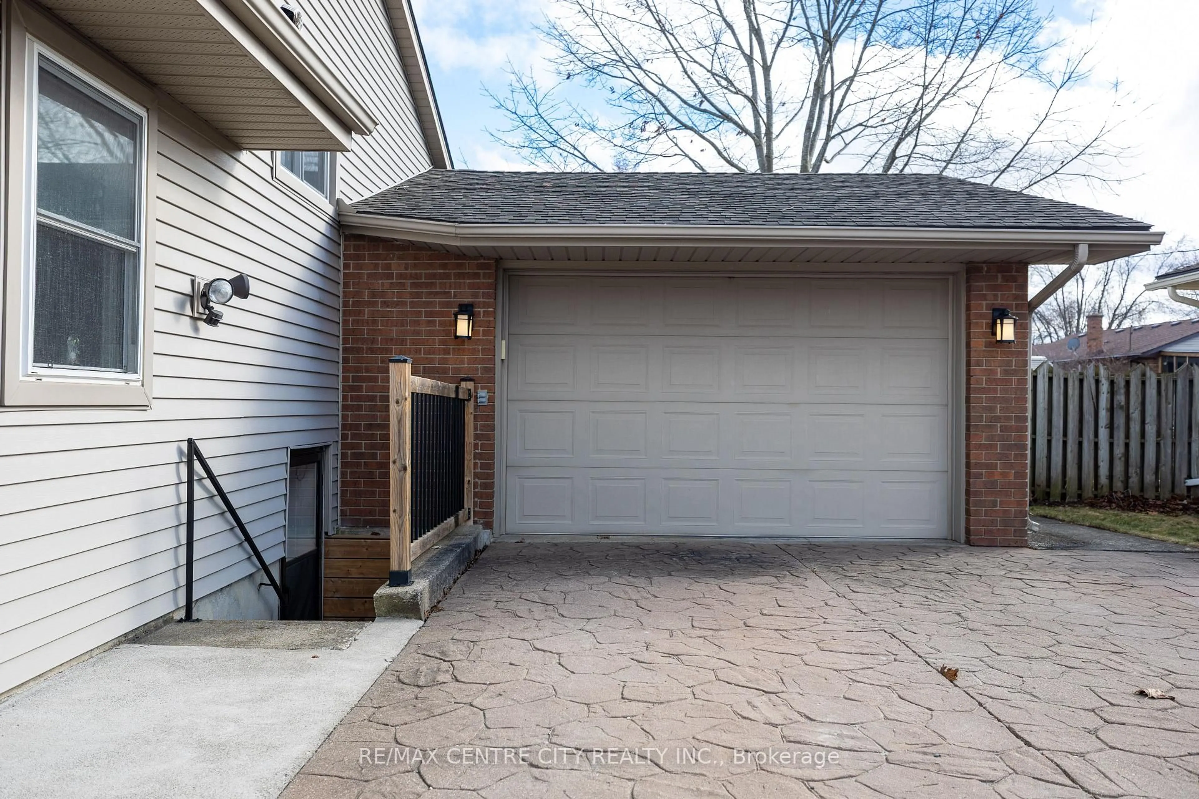Indoor garage for 18 HIGHVIEW Dr, St. Thomas Ontario N5R 5E8