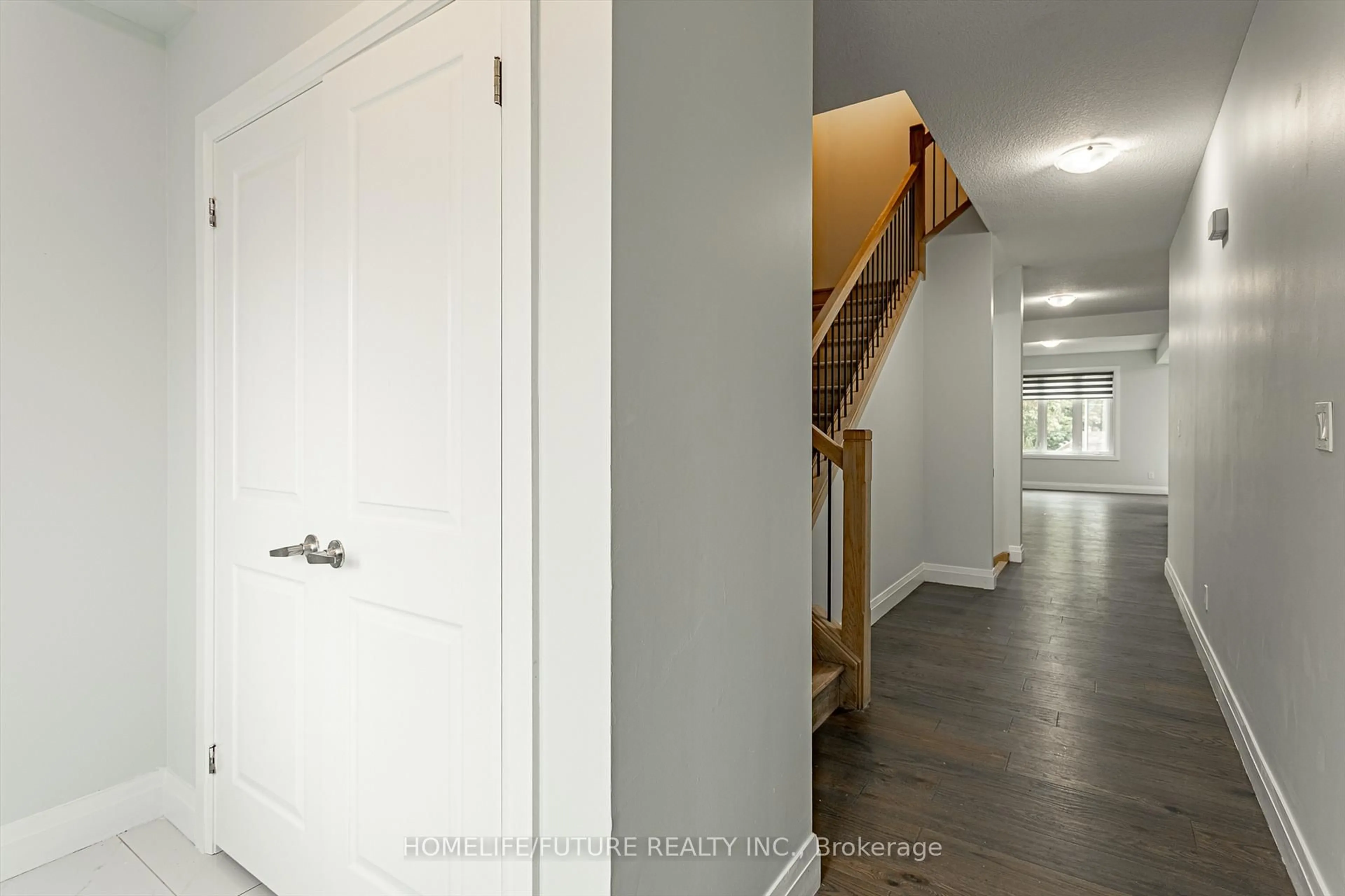 Indoor entryway for 124 King St, Ingersoll Ontario N5C 1G9