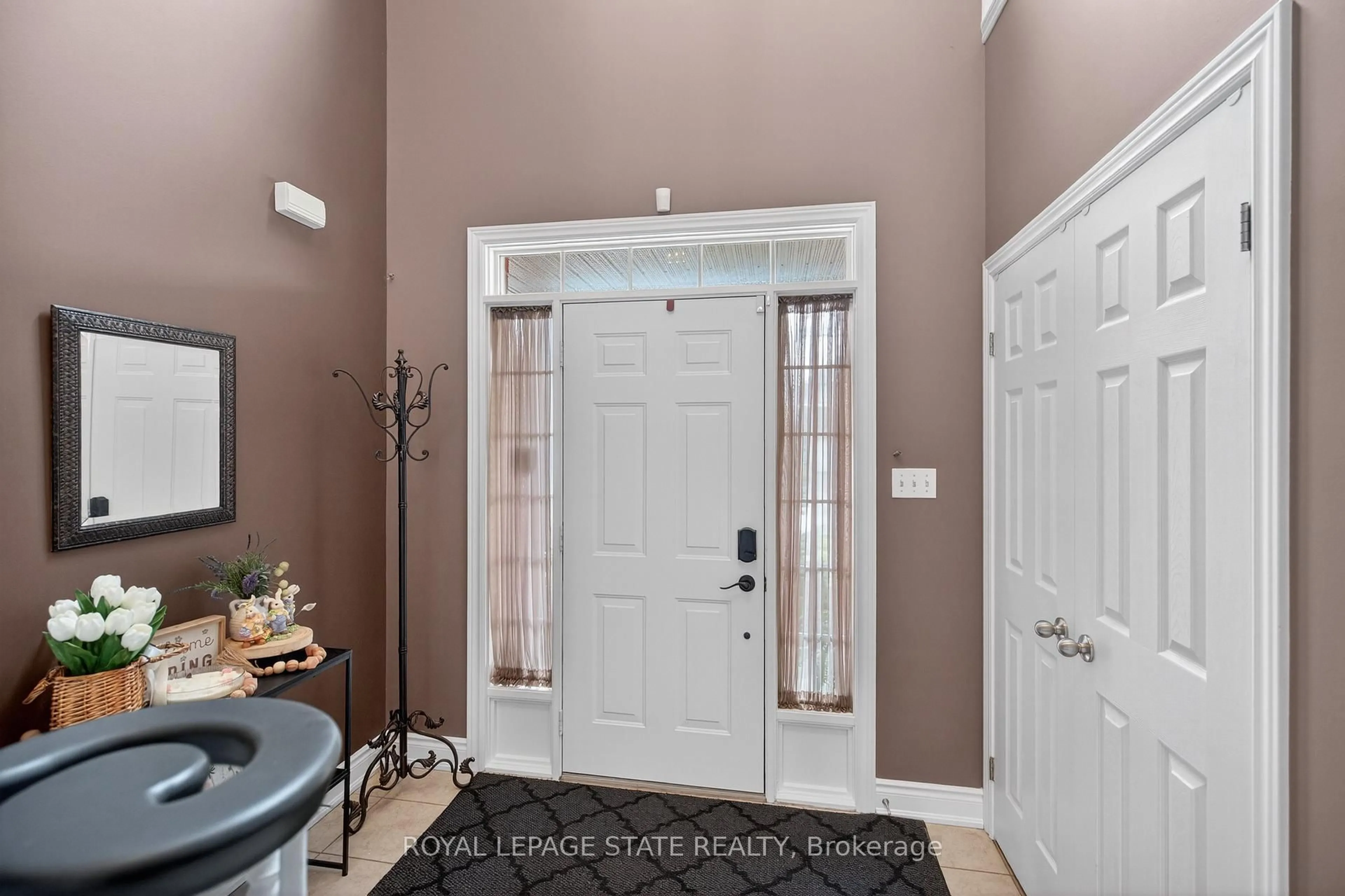 Indoor entryway for 20 Gristmill Pl, Hamilton Ontario L9G 5C9