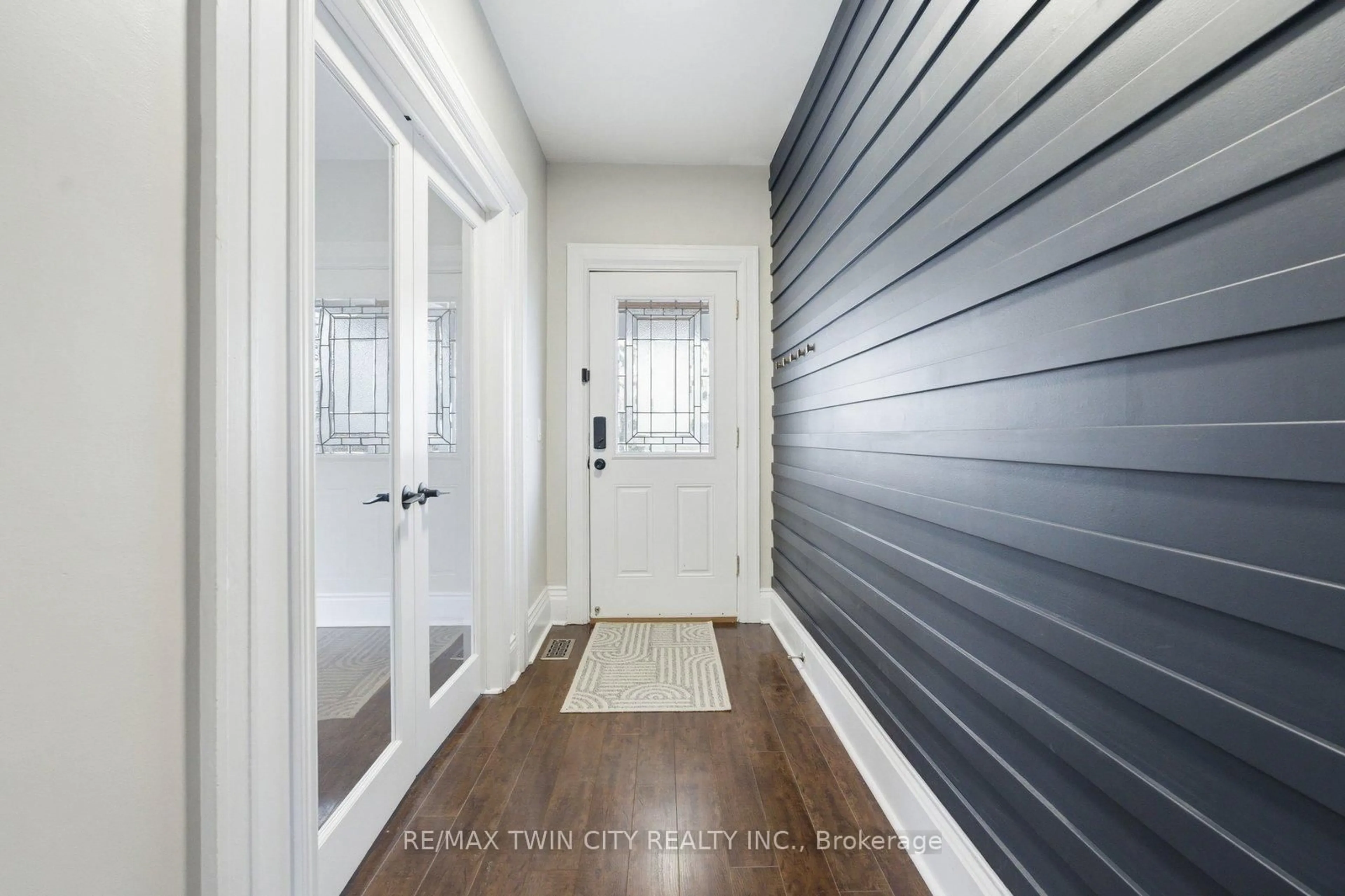 Indoor entryway for 188 Grand River Ave, Brantford Ontario N3T 4X9