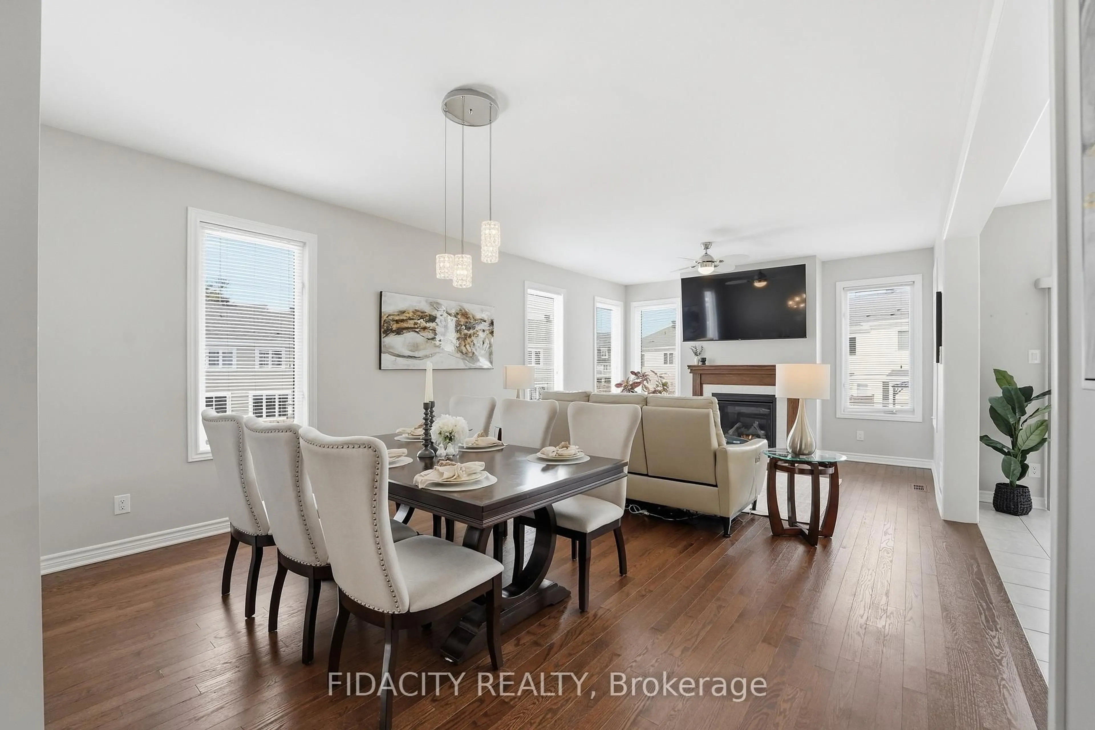 Dining room, wood/laminate floor for 16 Sweetbay Circ, Ottawa Ontario K2S 0W8