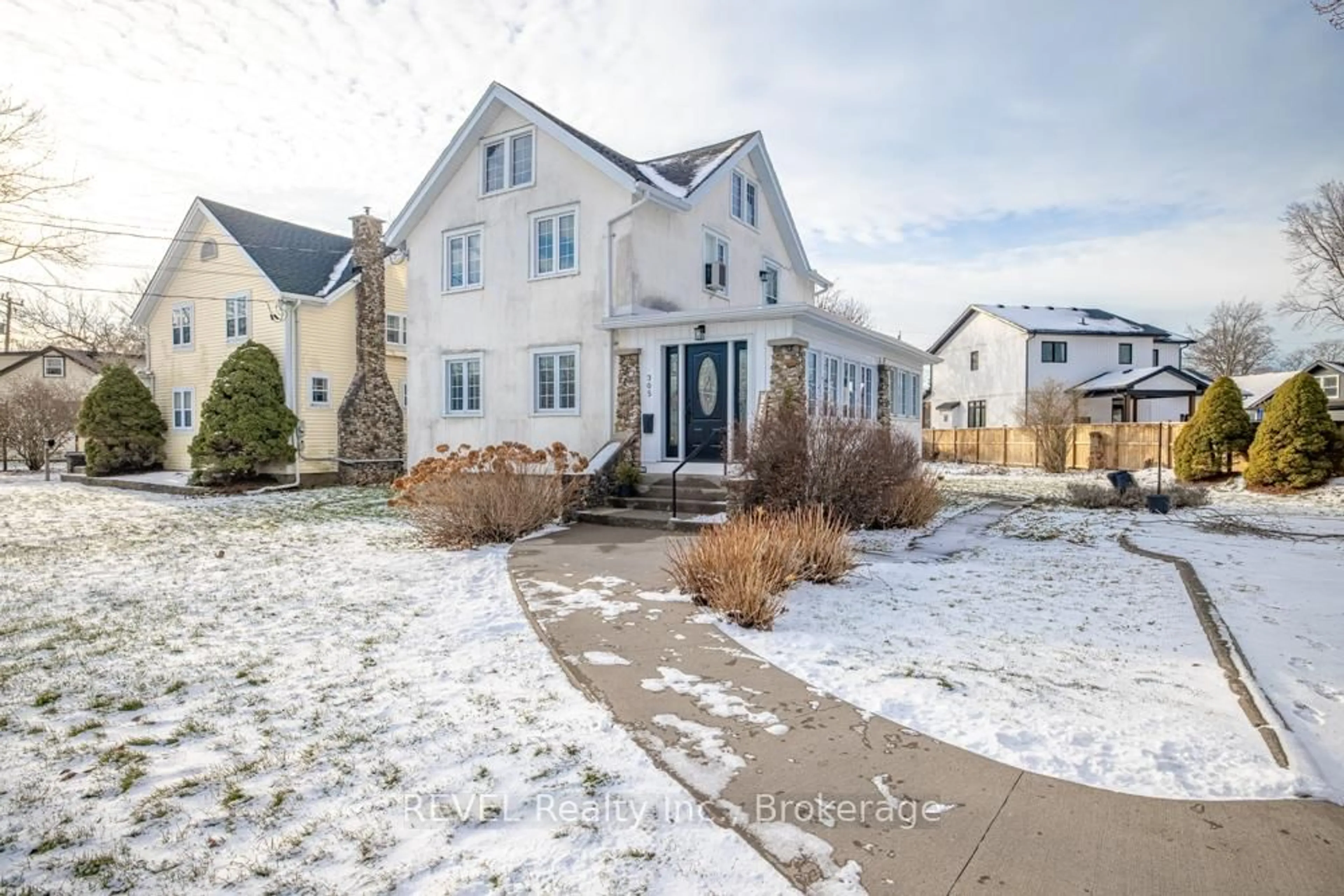 A pic from outside/outdoor area/front of a property/back of a property/a pic from drone, street for 305 Leask Ave, Fort Erie Ontario L2A 4L3