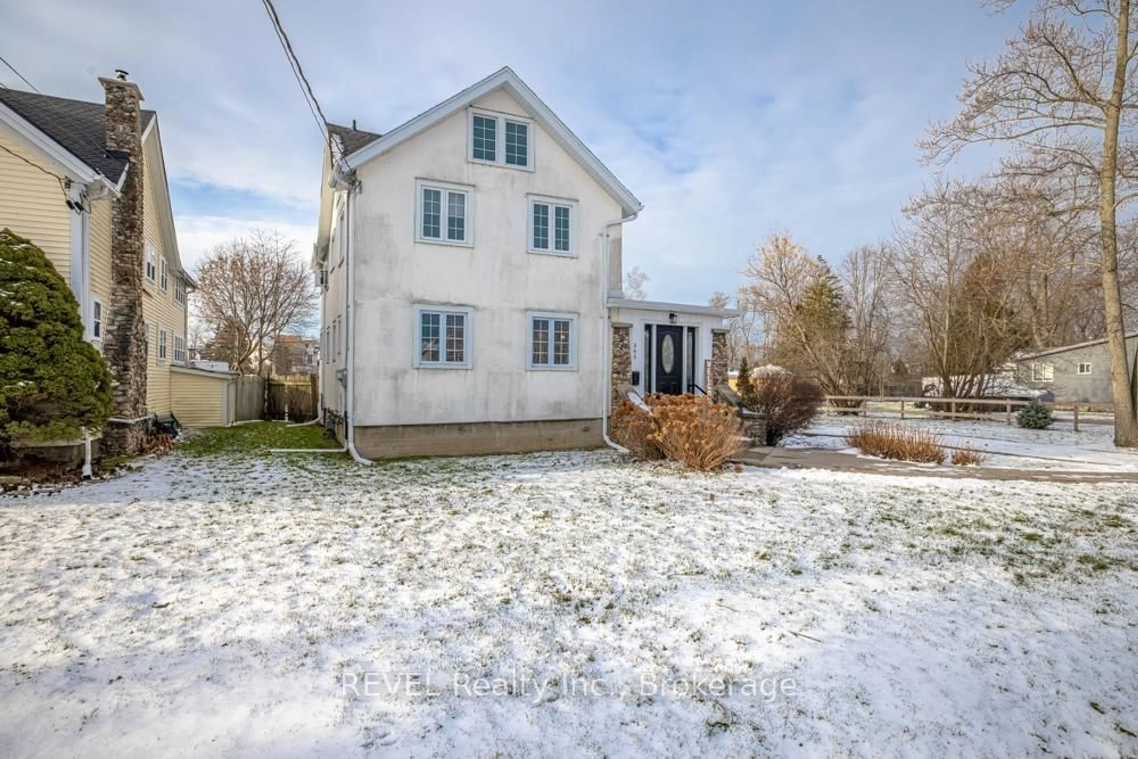 A pic from outside/outdoor area/front of a property/back of a property/a pic from drone, street for 305 Leask Ave, Fort Erie Ontario L2A 4L3