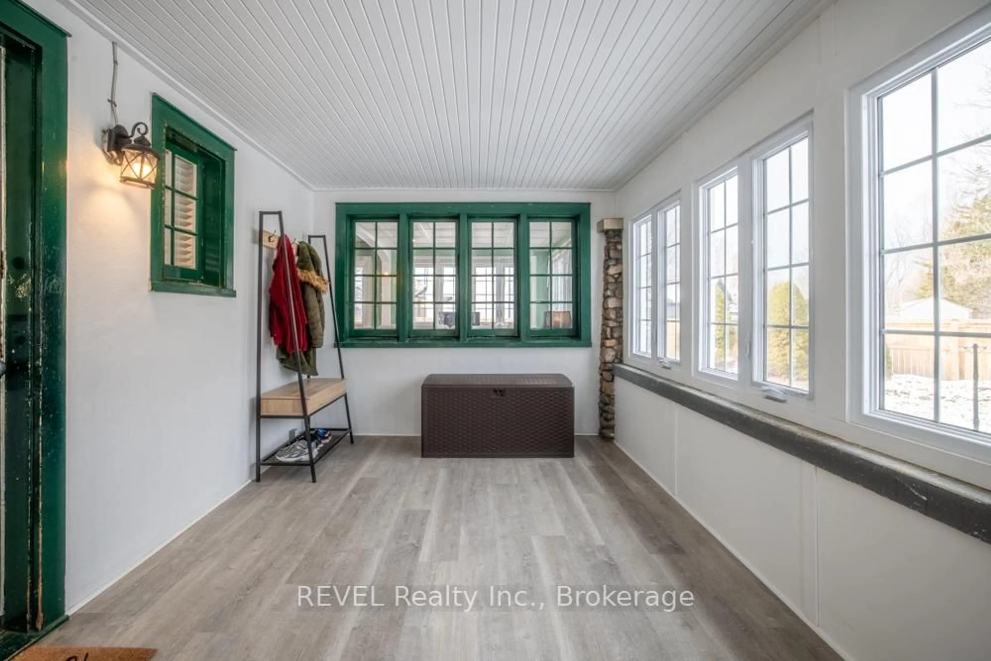 Indoor entryway for 305 Leask Ave, Fort Erie Ontario L2A 4L3