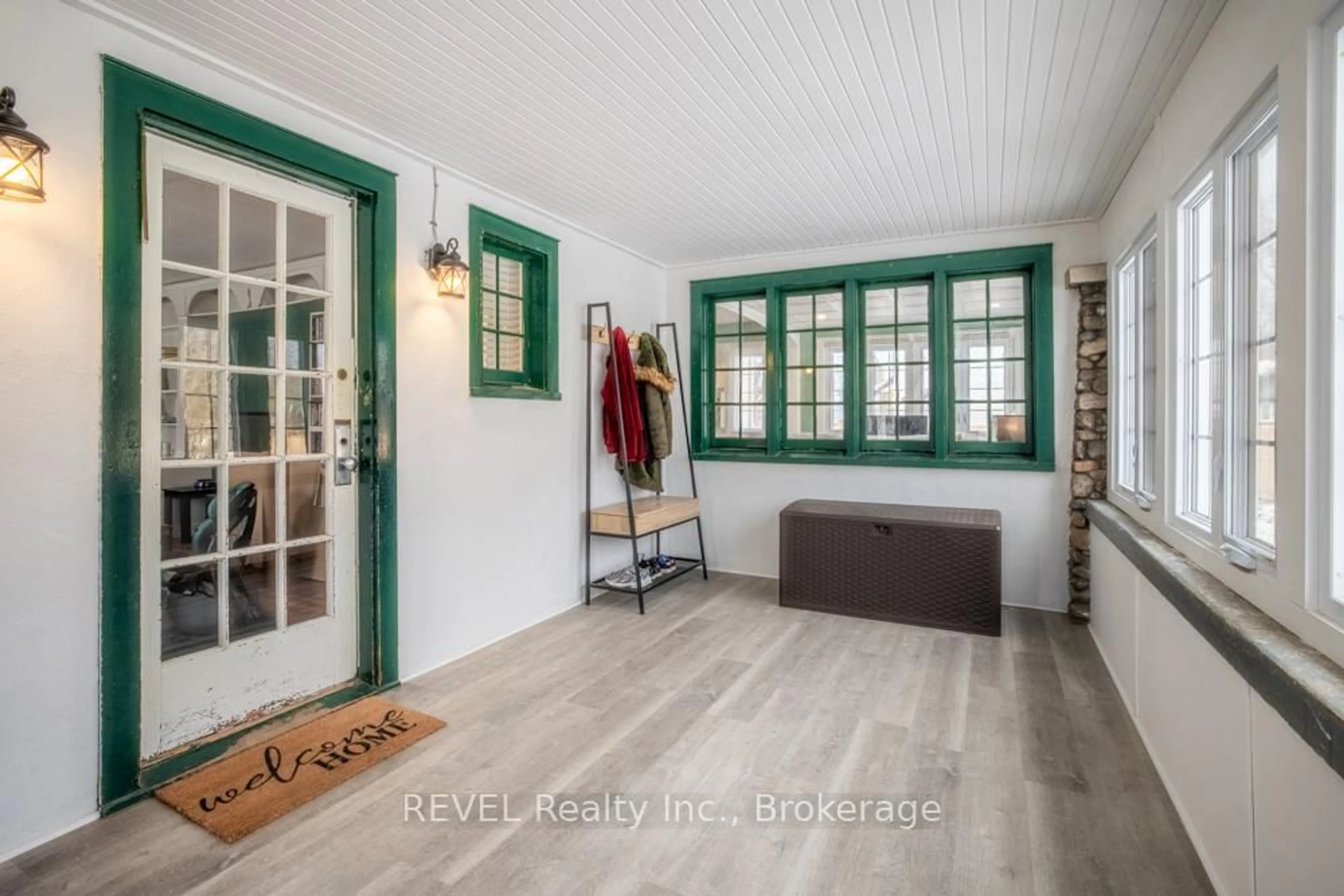 Indoor entryway for 305 Leask Ave, Fort Erie Ontario L2A 4L3