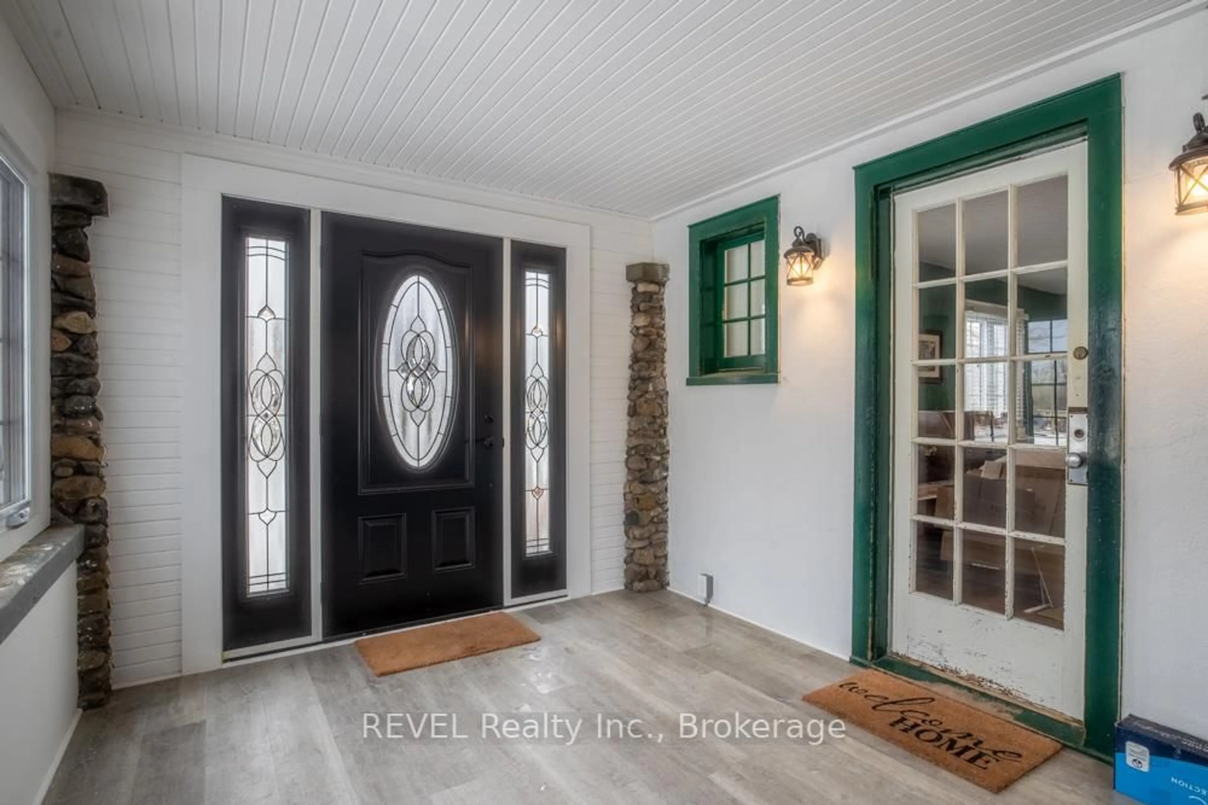 Indoor entryway for 305 Leask Ave, Fort Erie Ontario L2A 4L3