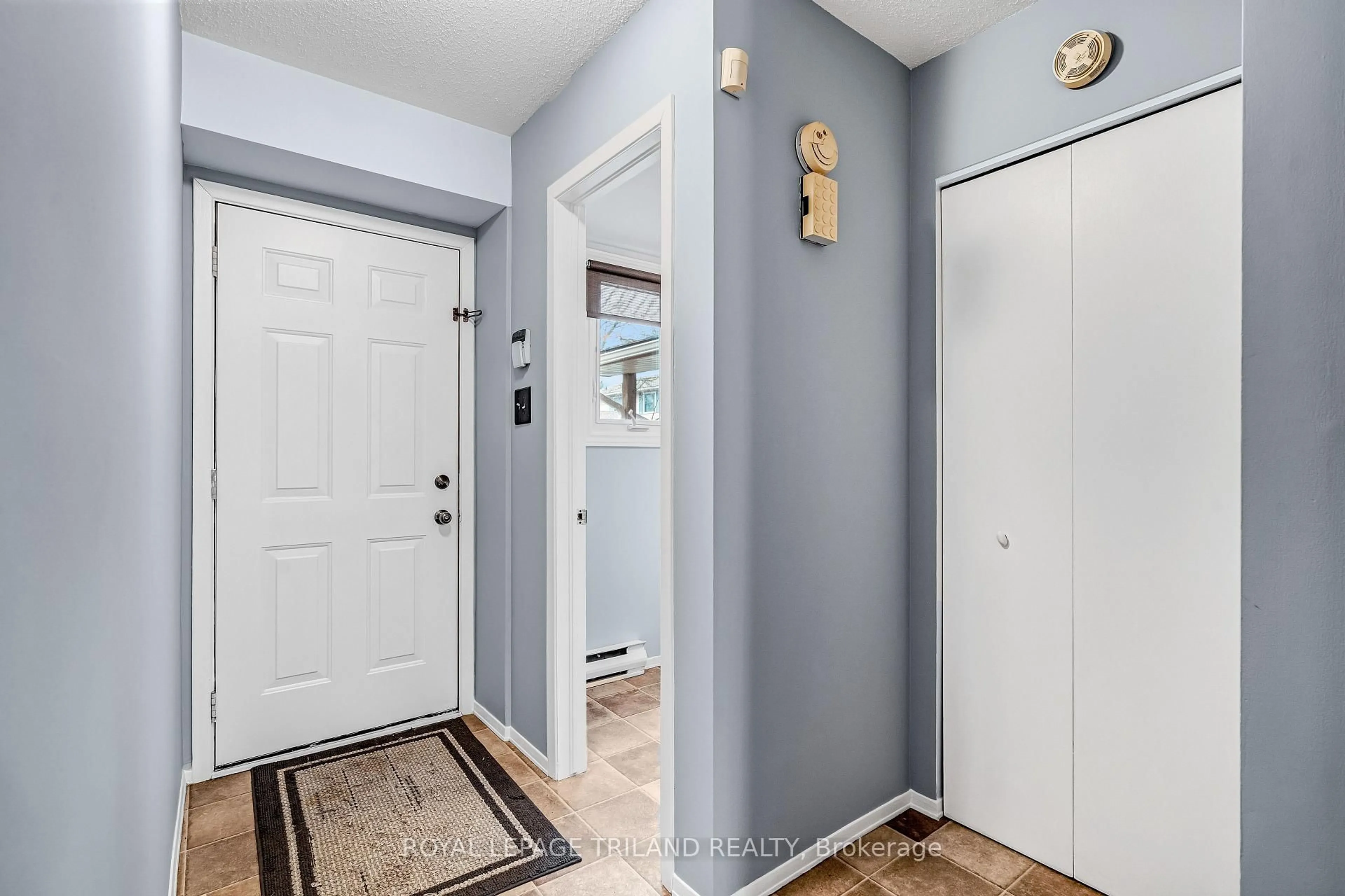 Indoor entryway for 160 Conway Dr #2, London South Ontario N6E 3M4
