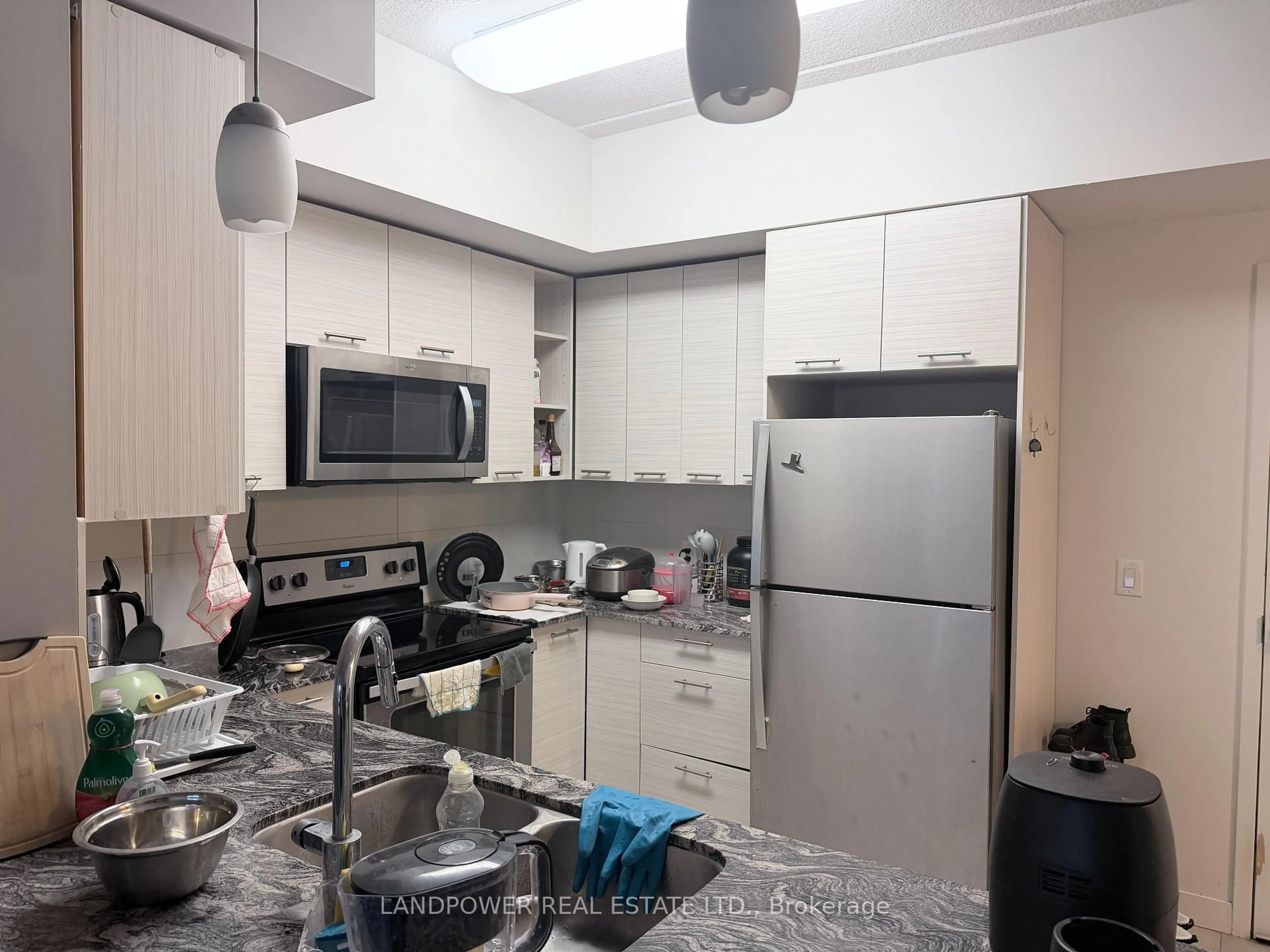 Standard kitchen, unknown for 251 Hemlock St #502, Waterloo Ontario N2L 3R4