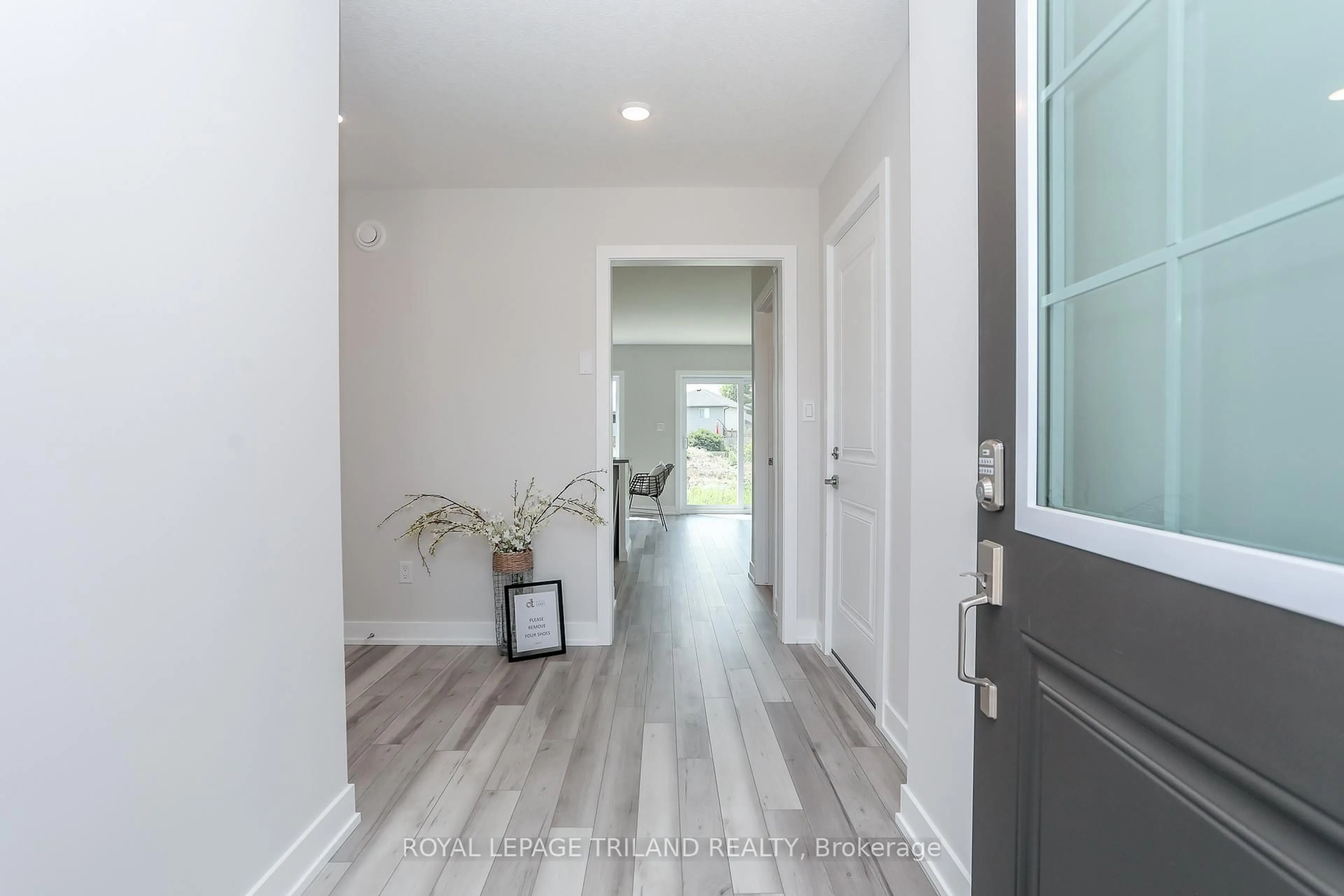 Indoor entryway for 24 HARROW Lane, St. Thomas Ontario N5R 0P3