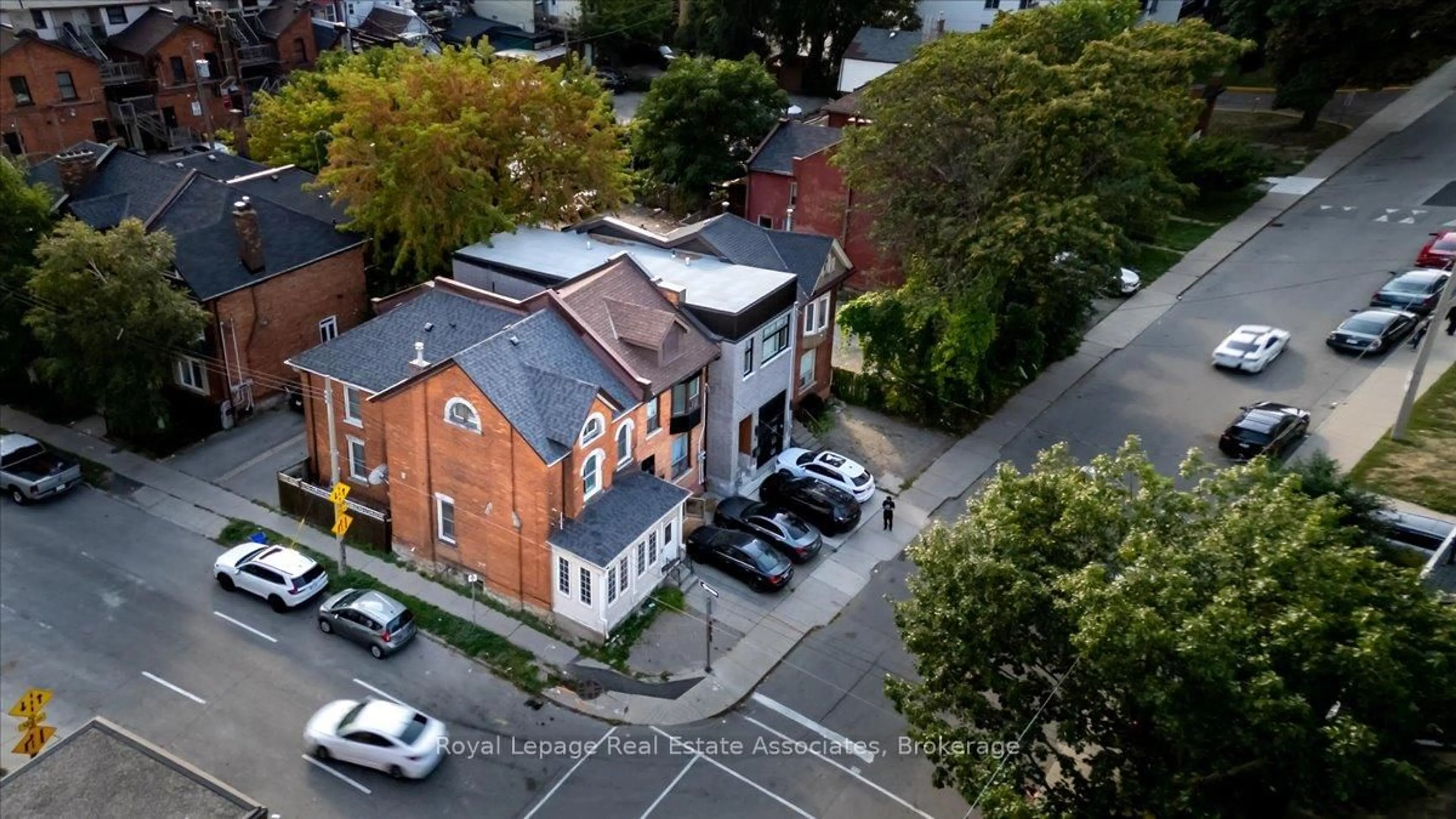 A pic from outside/outdoor area/front of a property/back of a property/a pic from drone, unknown for 123 Market St, Hamilton Ontario L8R 1N7