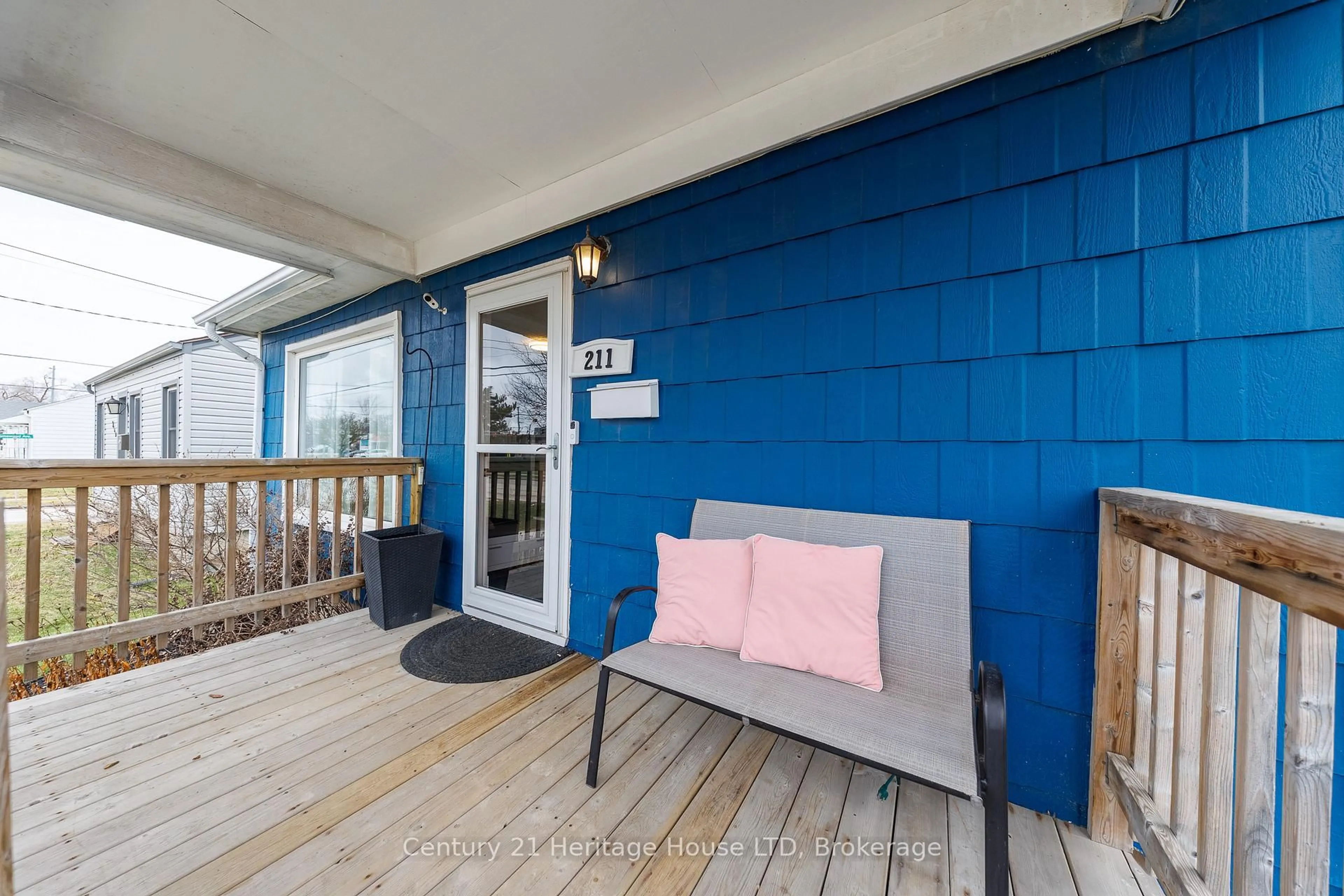 Patio, street for 211 Grantham Ave, St. Catharines Ontario L2M 4Z1