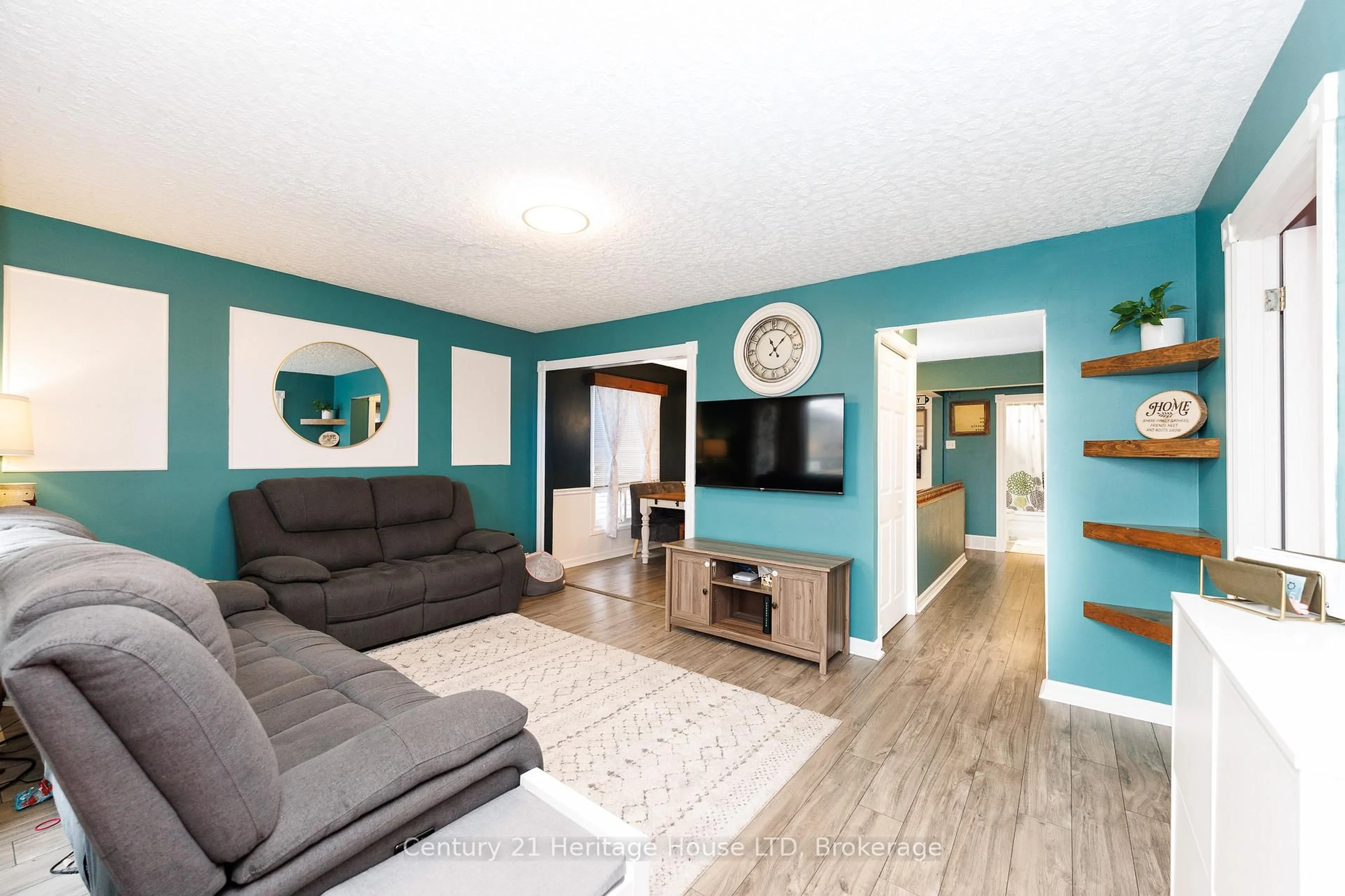 Living room with furniture, wood/laminate floor for 211 Grantham Ave, St. Catharines Ontario L2M 4Z1