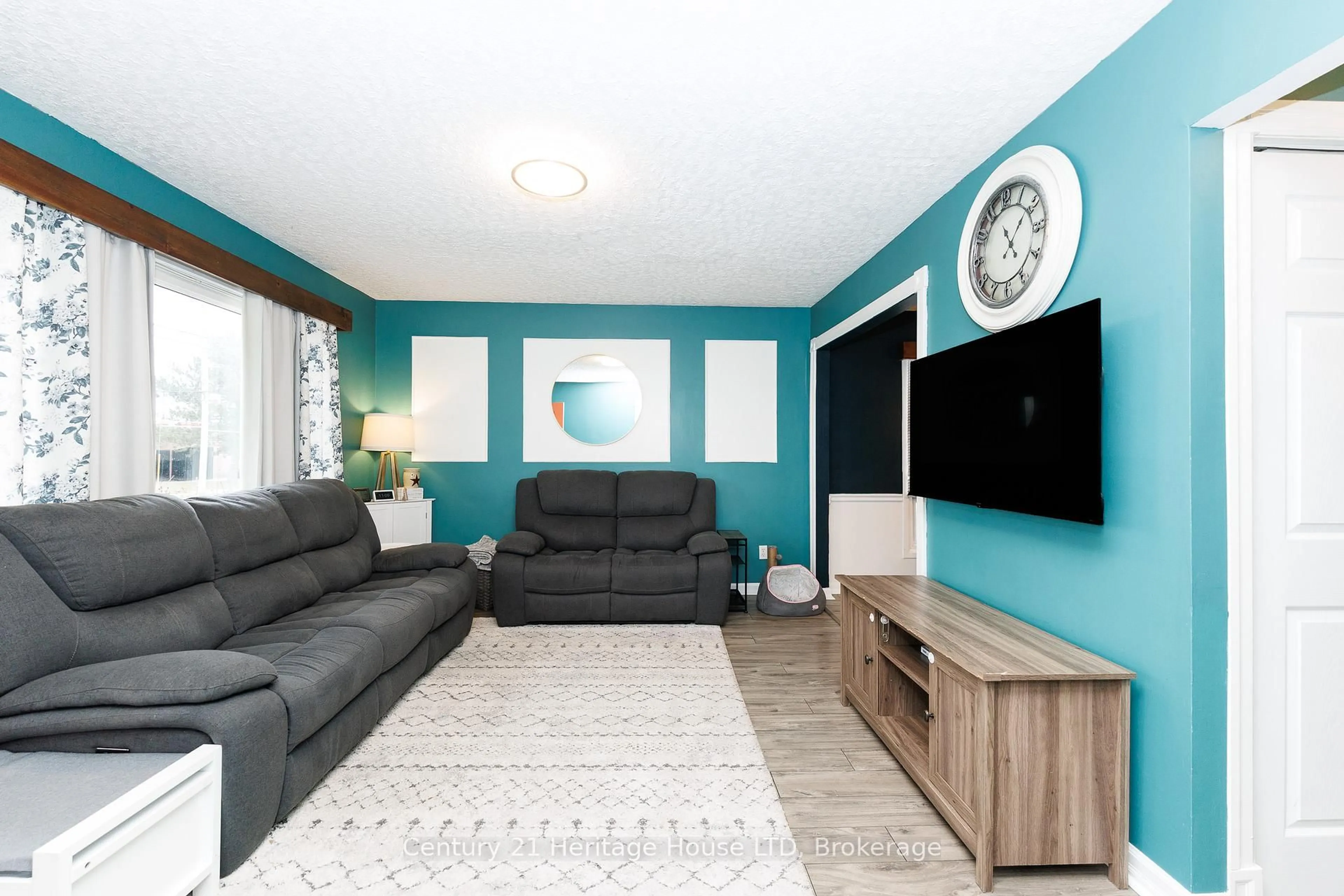 Living room with furniture, unknown for 211 Grantham Ave, St. Catharines Ontario L2M 4Z1