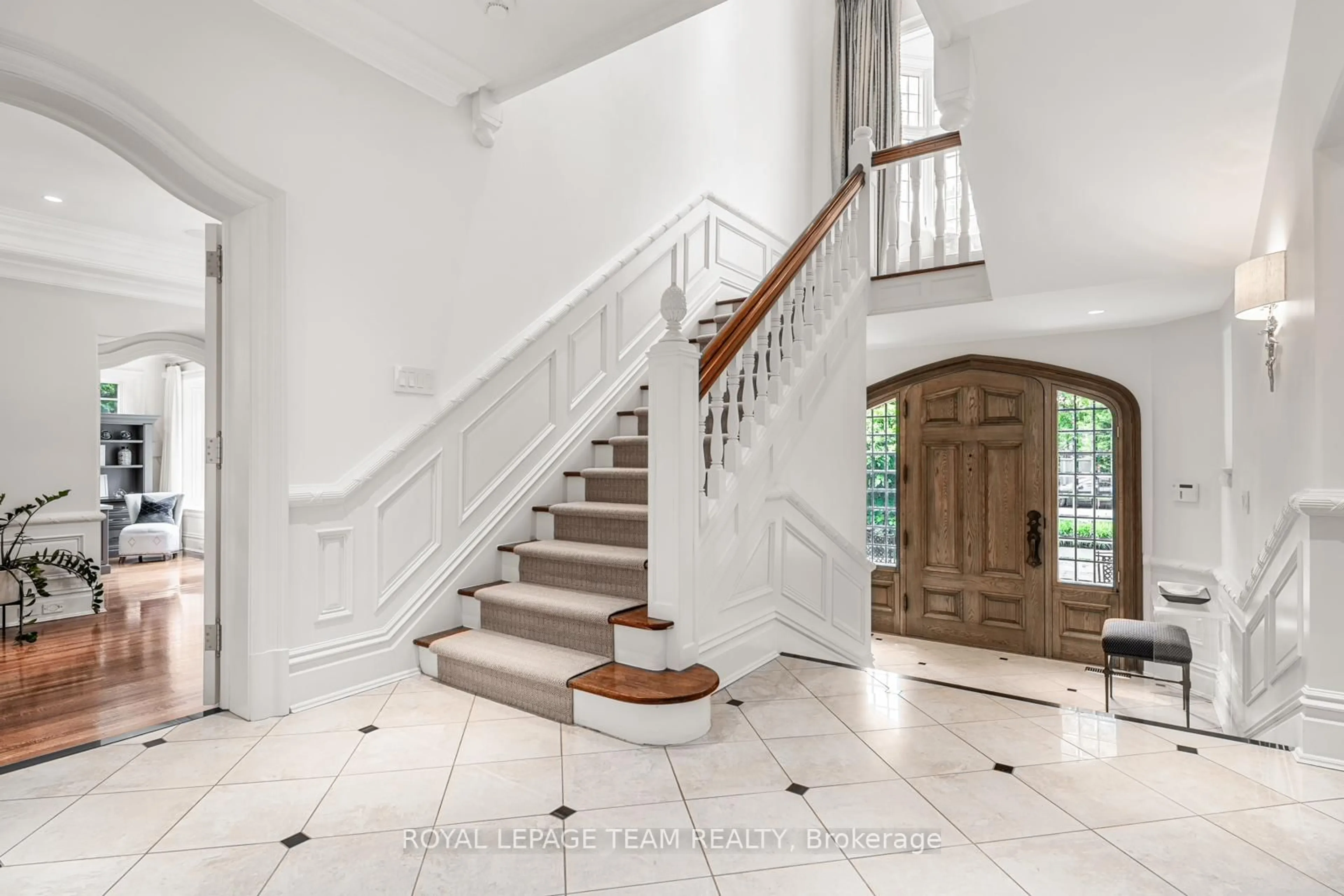 Indoor foyer for 480 Manor Ave, Ottawa Ontario K1M 0H9