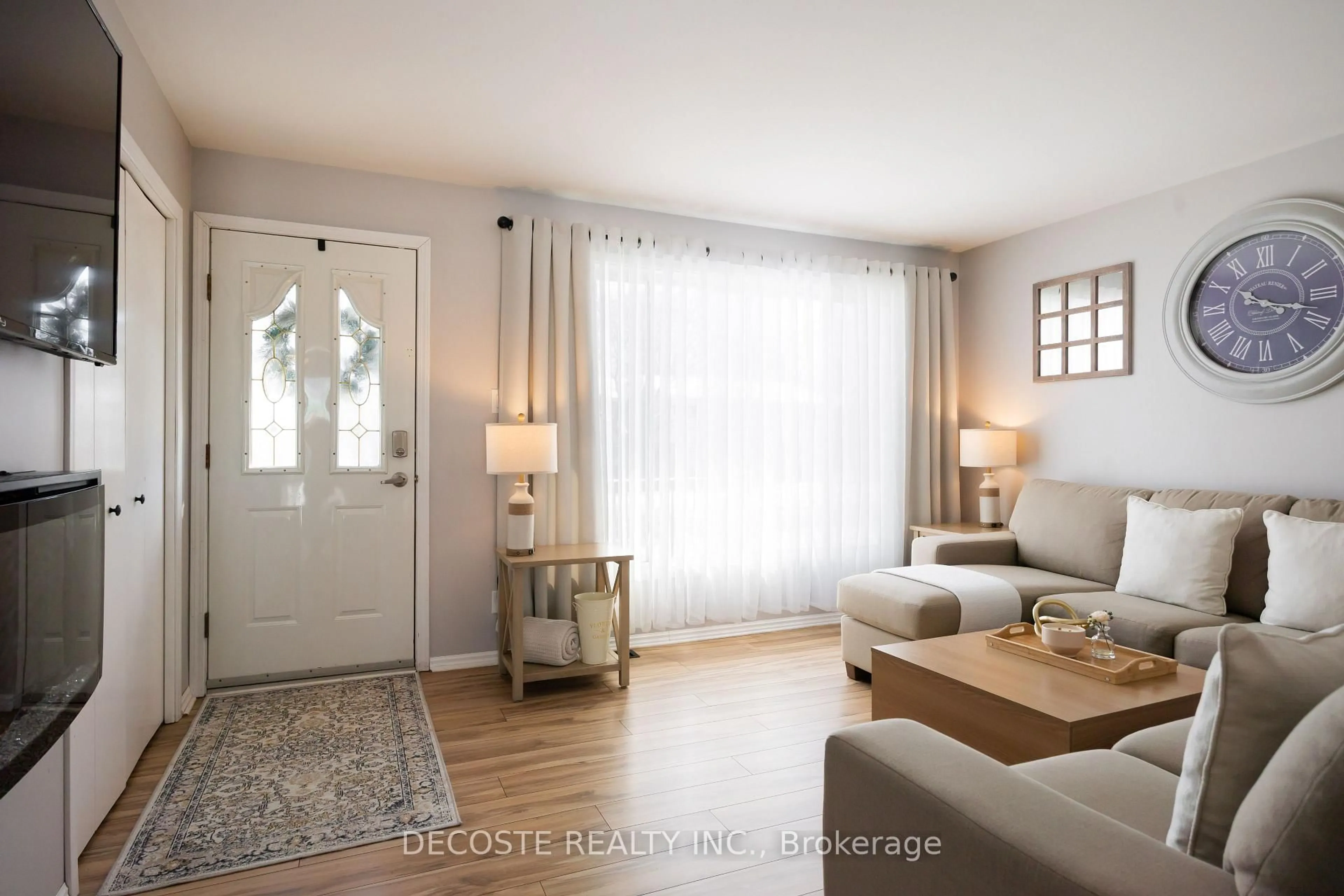 Living room with furniture, unknown for 456 Dominion St, North Glengarry Ontario K0C 1A0