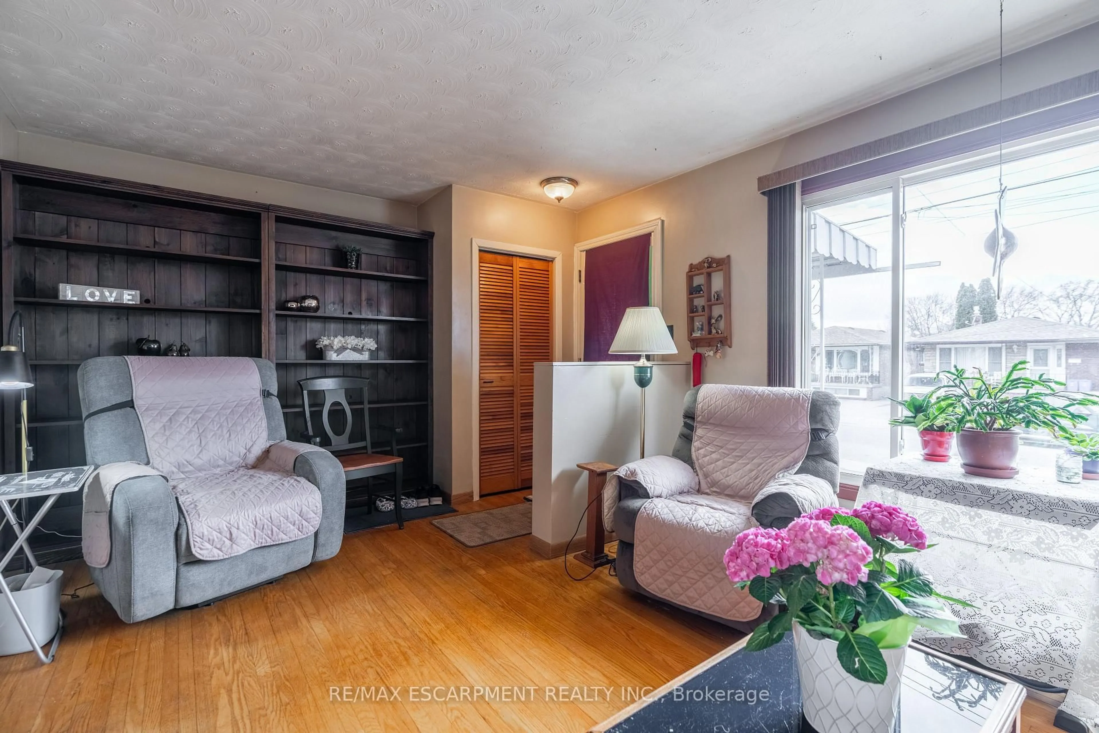 Living room with furniture, wood/laminate floor for 161 EAST 24TH St, Hamilton Ontario L8V 2Y2