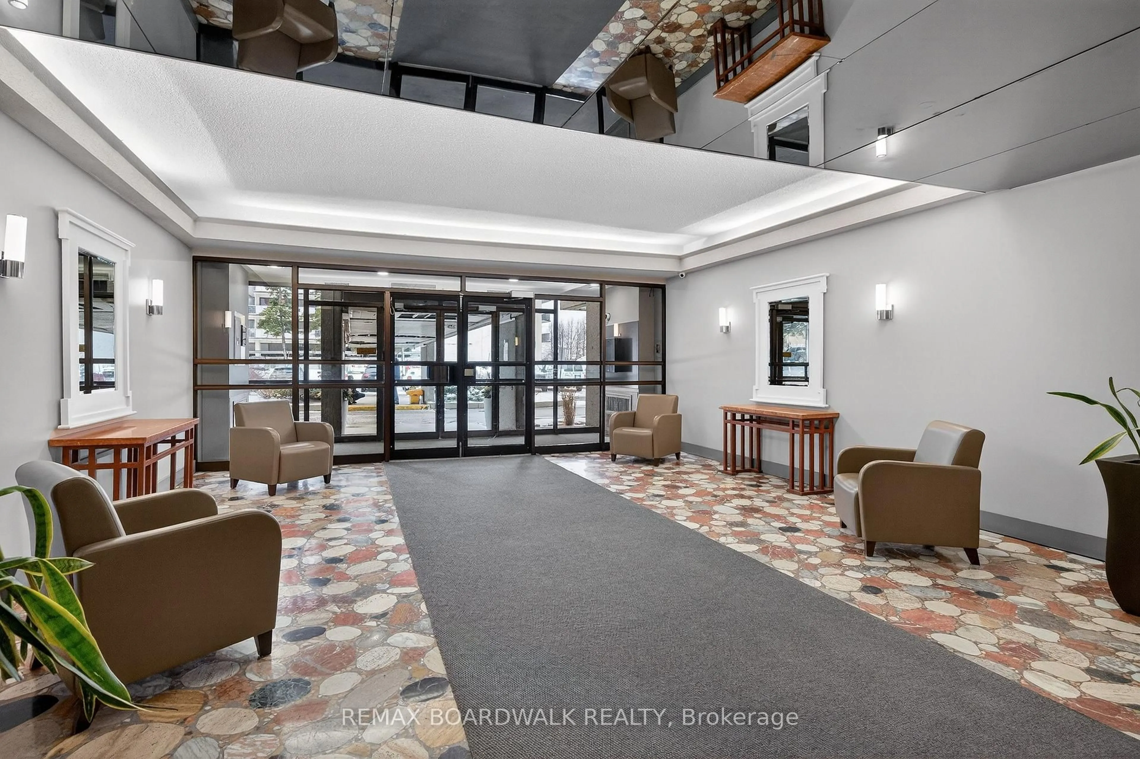 Indoor foyer for 1785 Frobisher Lane #704, Ottawa Ontario K1G 3T7