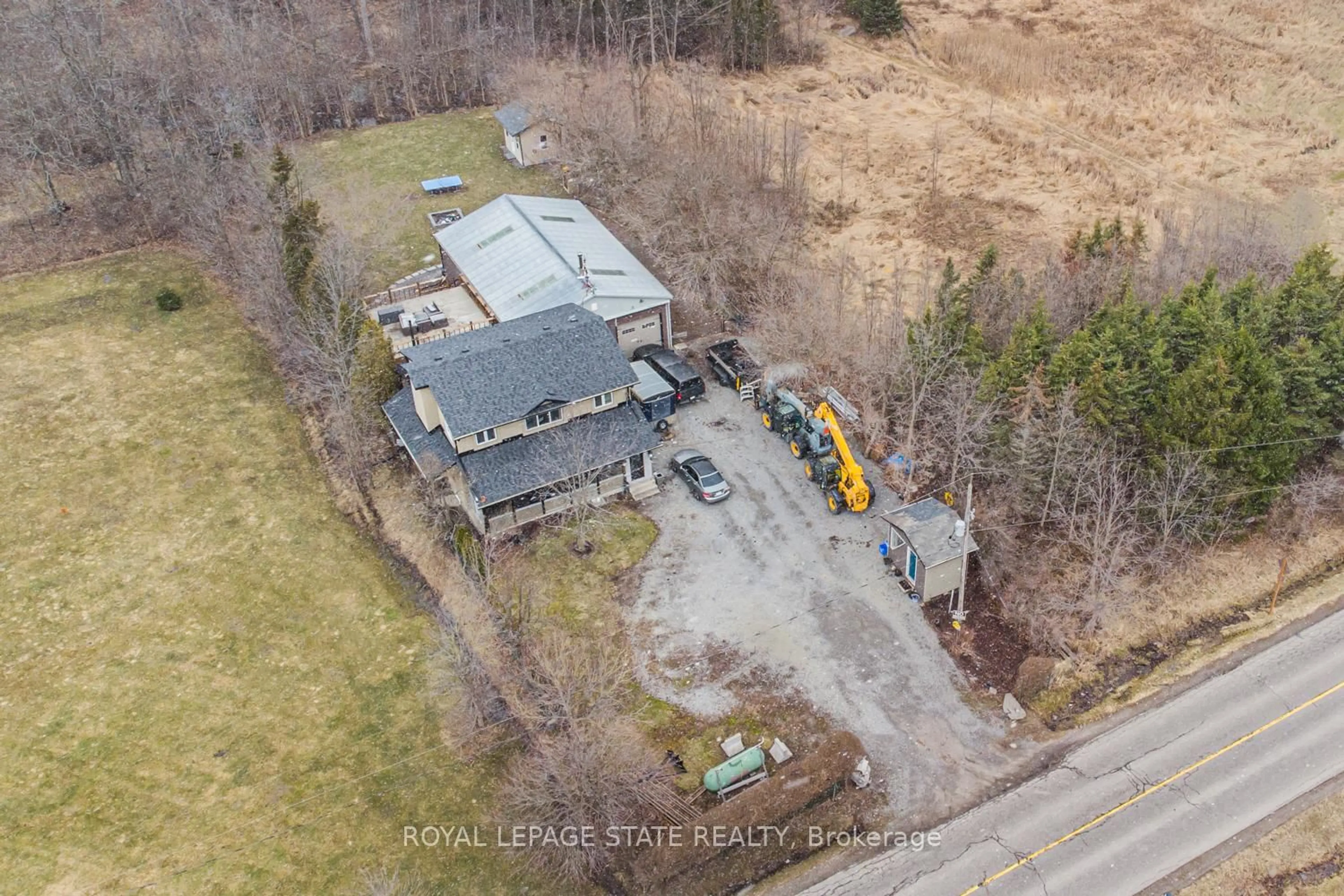 A pic from outside/outdoor area/front of a property/back of a property/a pic from drone, building for 443 Eleventh Rd, Hamilton Ontario L8J 3N4