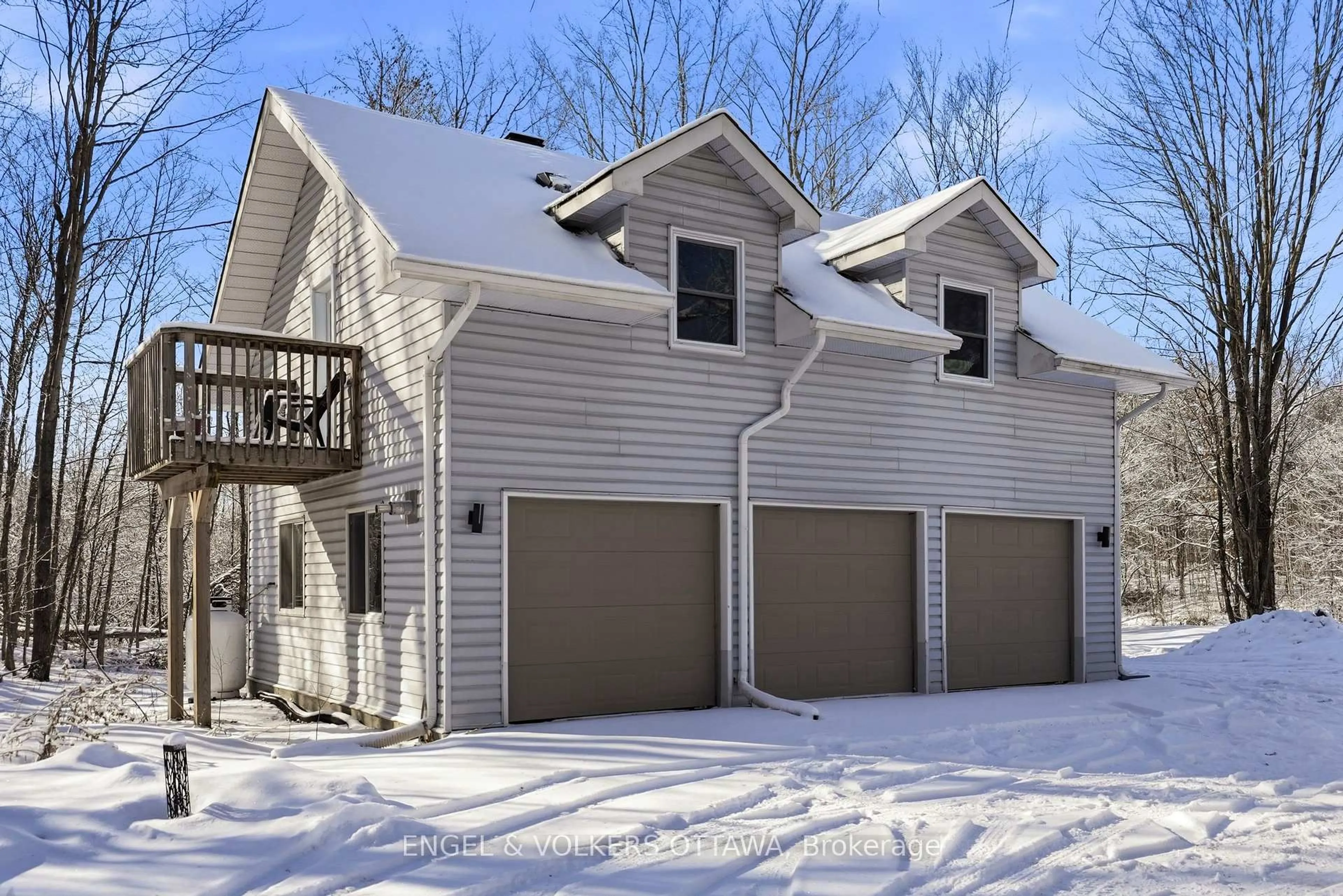 Indoor garage for 3415 Torbolton Ridge Rd, Ottawa Ontario K0A 3M0