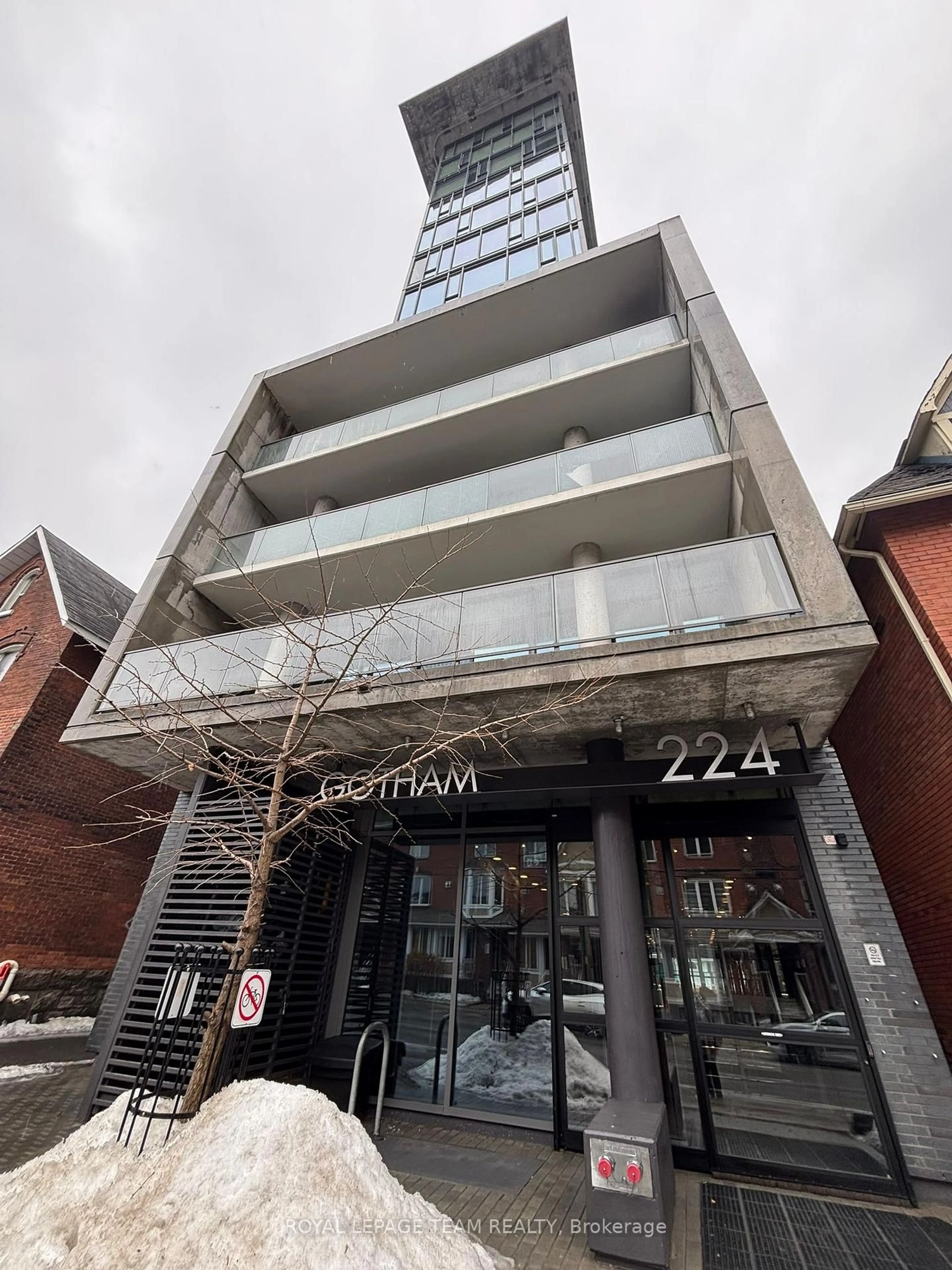 Indoor foyer for 224 Lyon St #714, Ottawa Ontario K1R 5V9