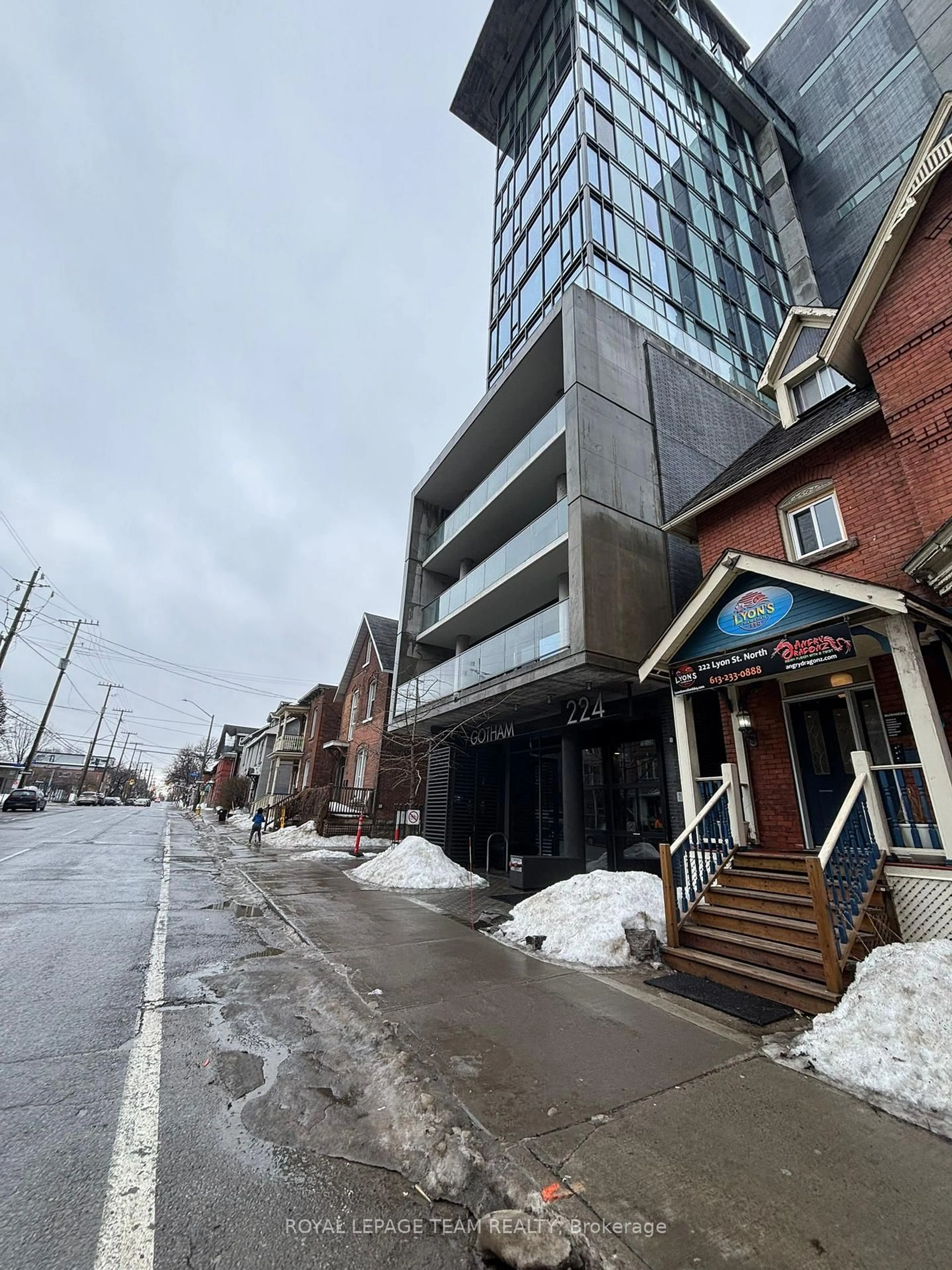 Indoor foyer for 224 Lyon St #714, Ottawa Ontario K1R 5V9