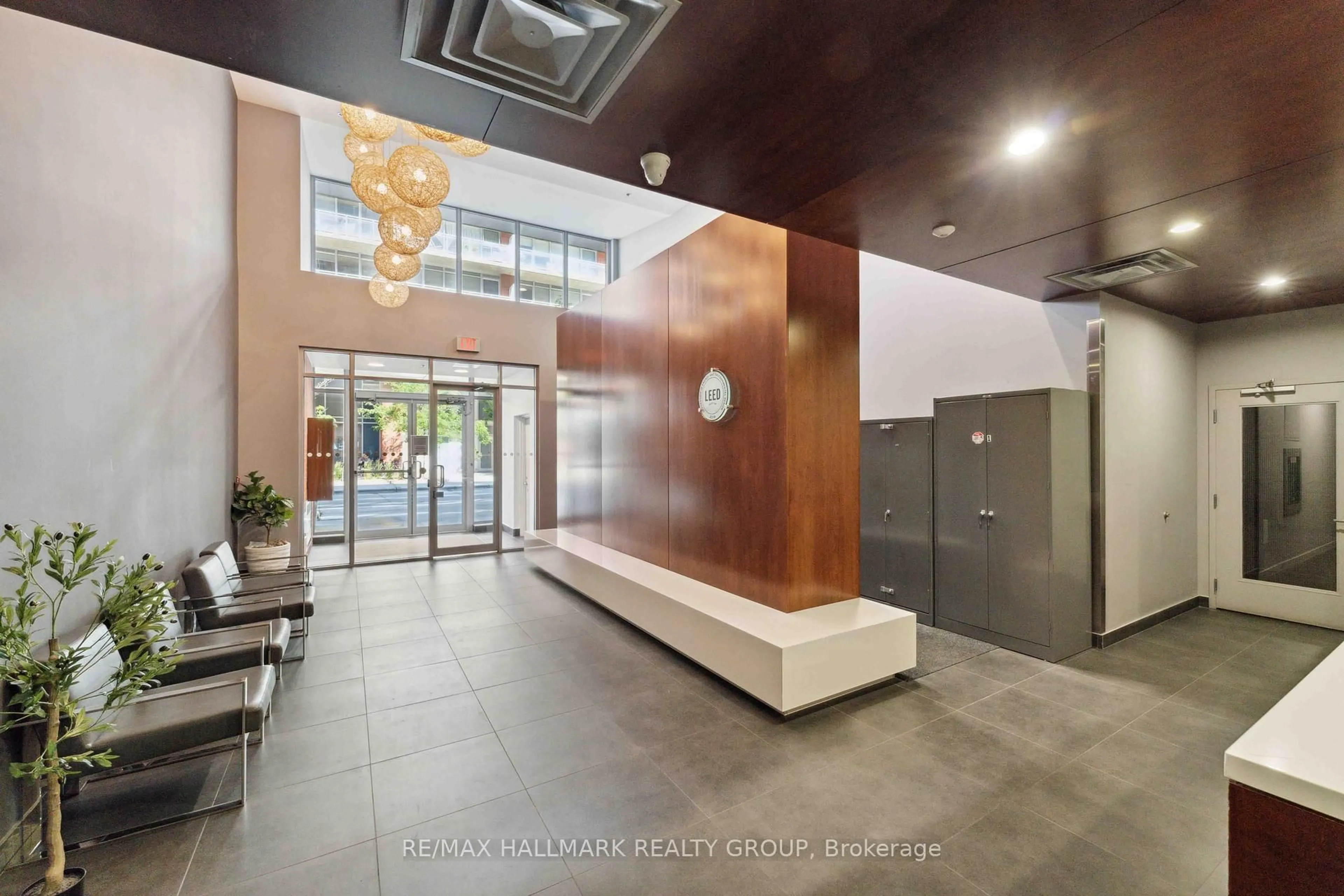Indoor foyer for 360 McLeod St #313, Ottawa Ontario K2P 1A9