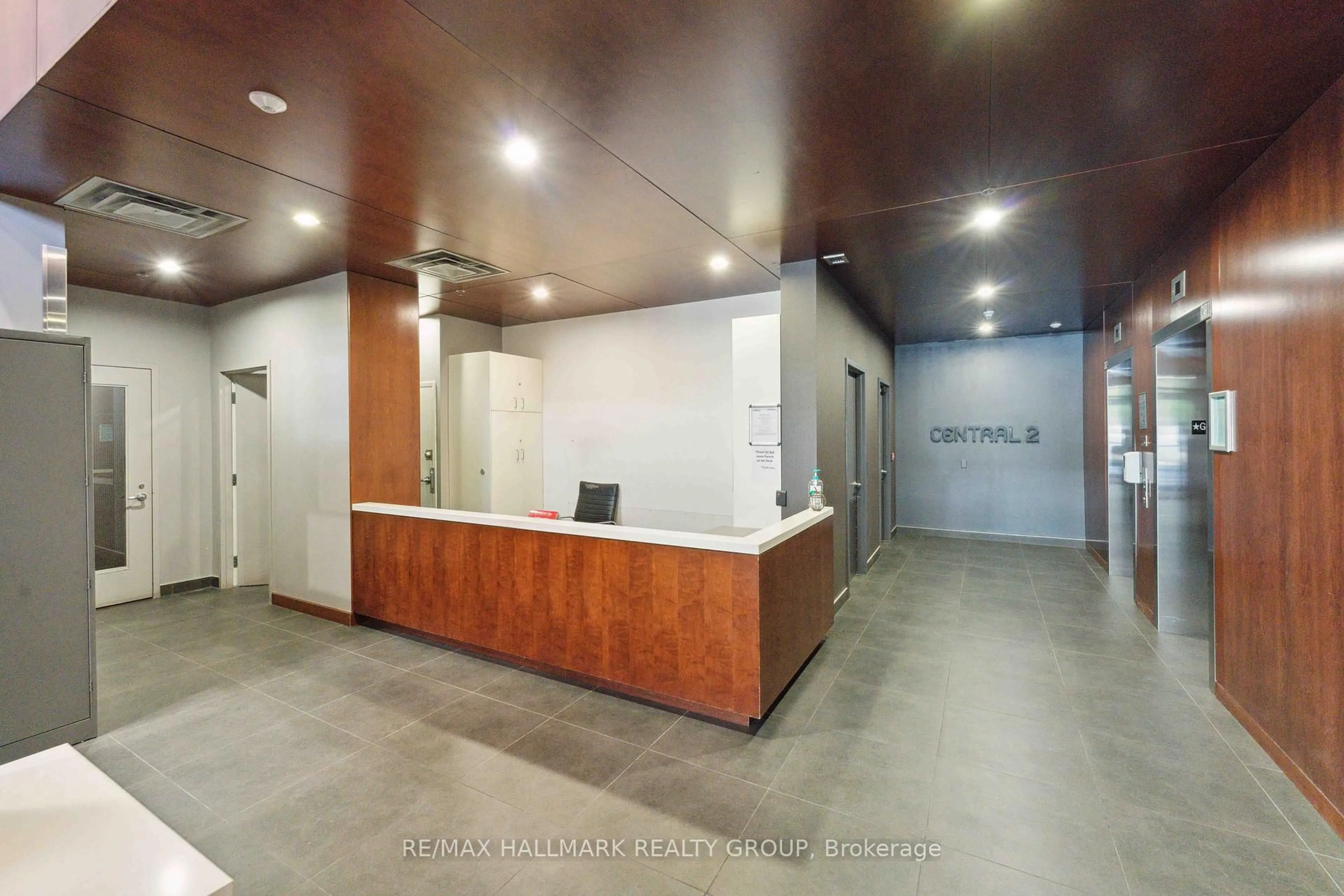 Indoor foyer for 360 McLeod St #313, Ottawa Ontario K2P 1A9