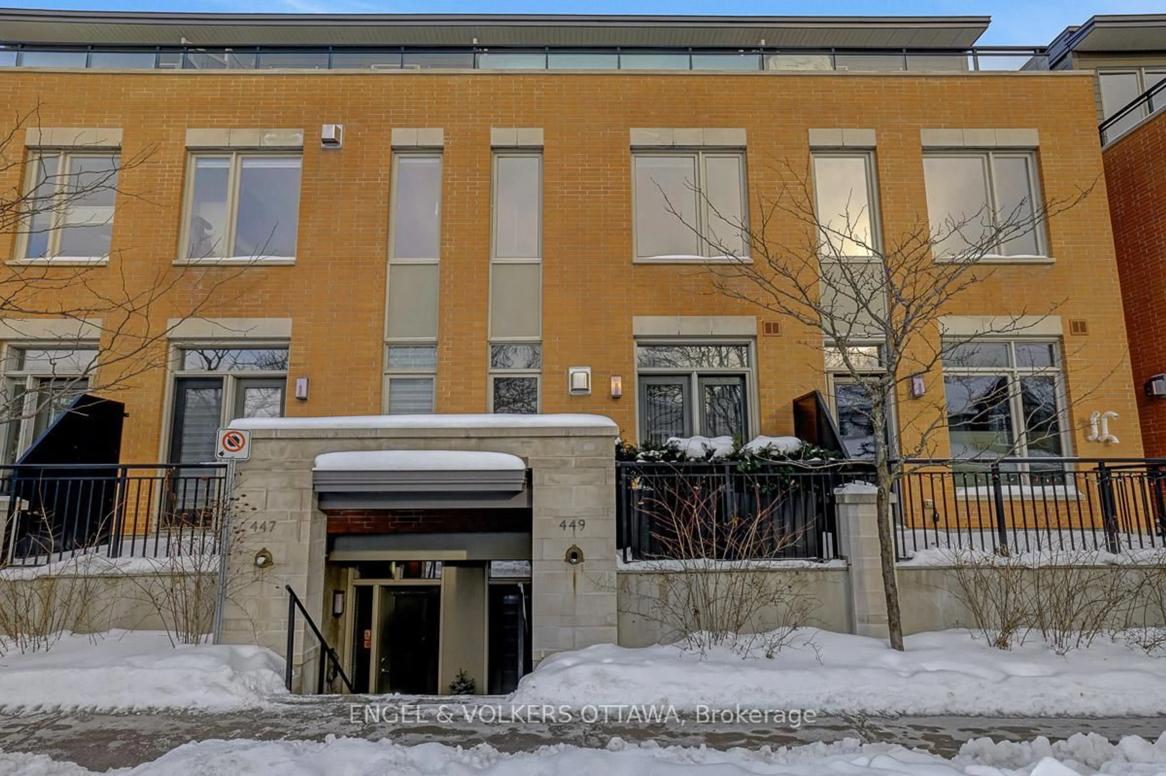 Indoor foyer for 449 Edison Ave, Ottawa Ontario K2A 1S5