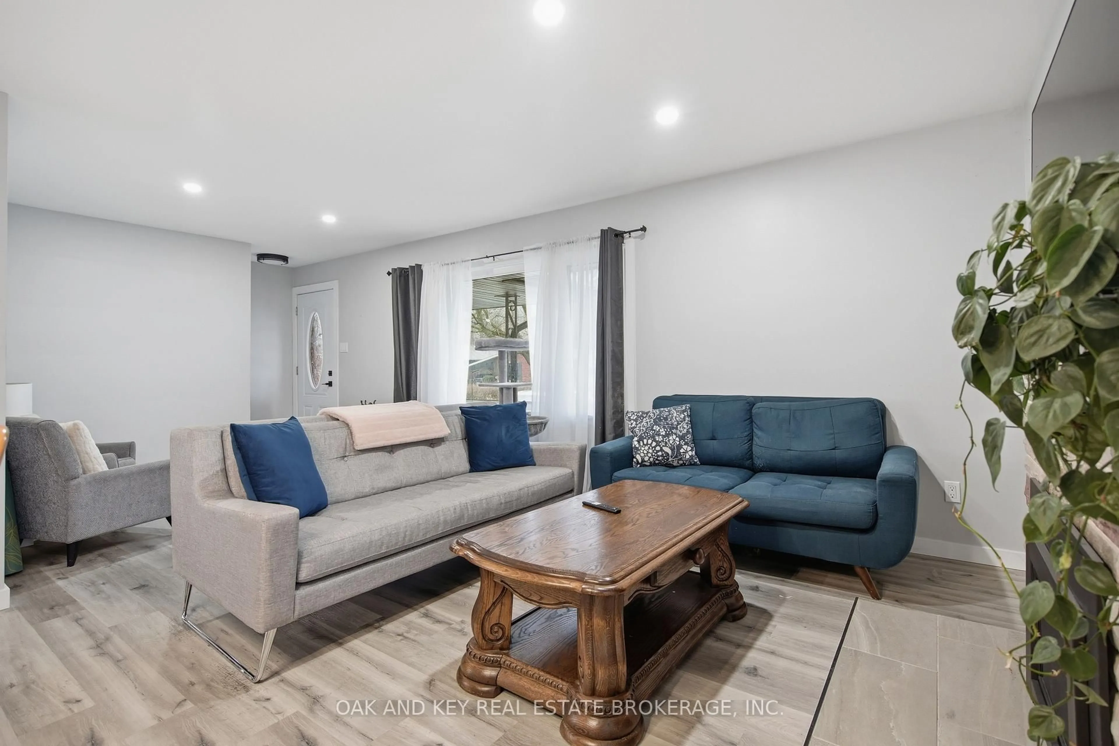 Living room with furniture, unknown for 598 Ross St, London East Ontario N5Y 3V7