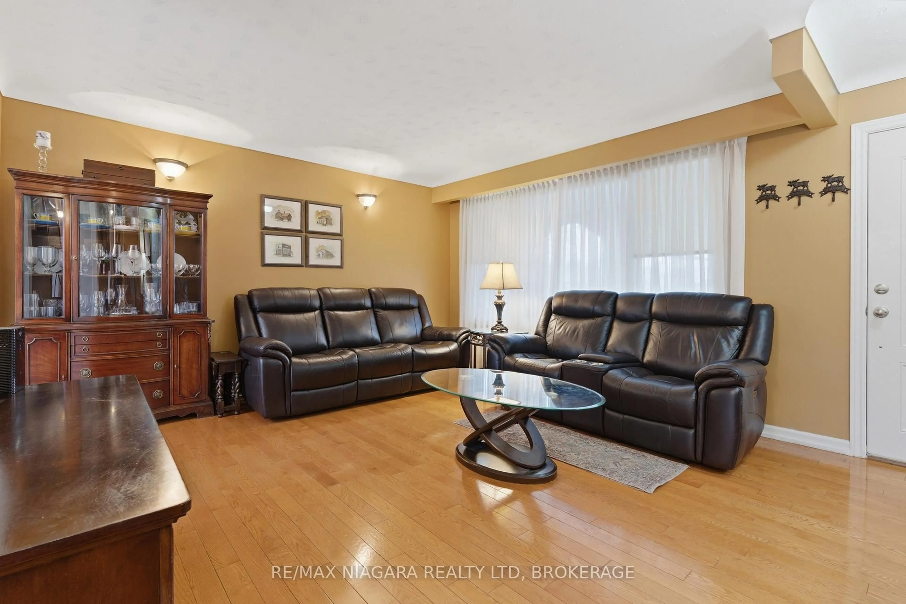 Living room with furniture, wood/laminate floor for 57 Meredith Dr, St. Catharines Ontario L2M 6R5
