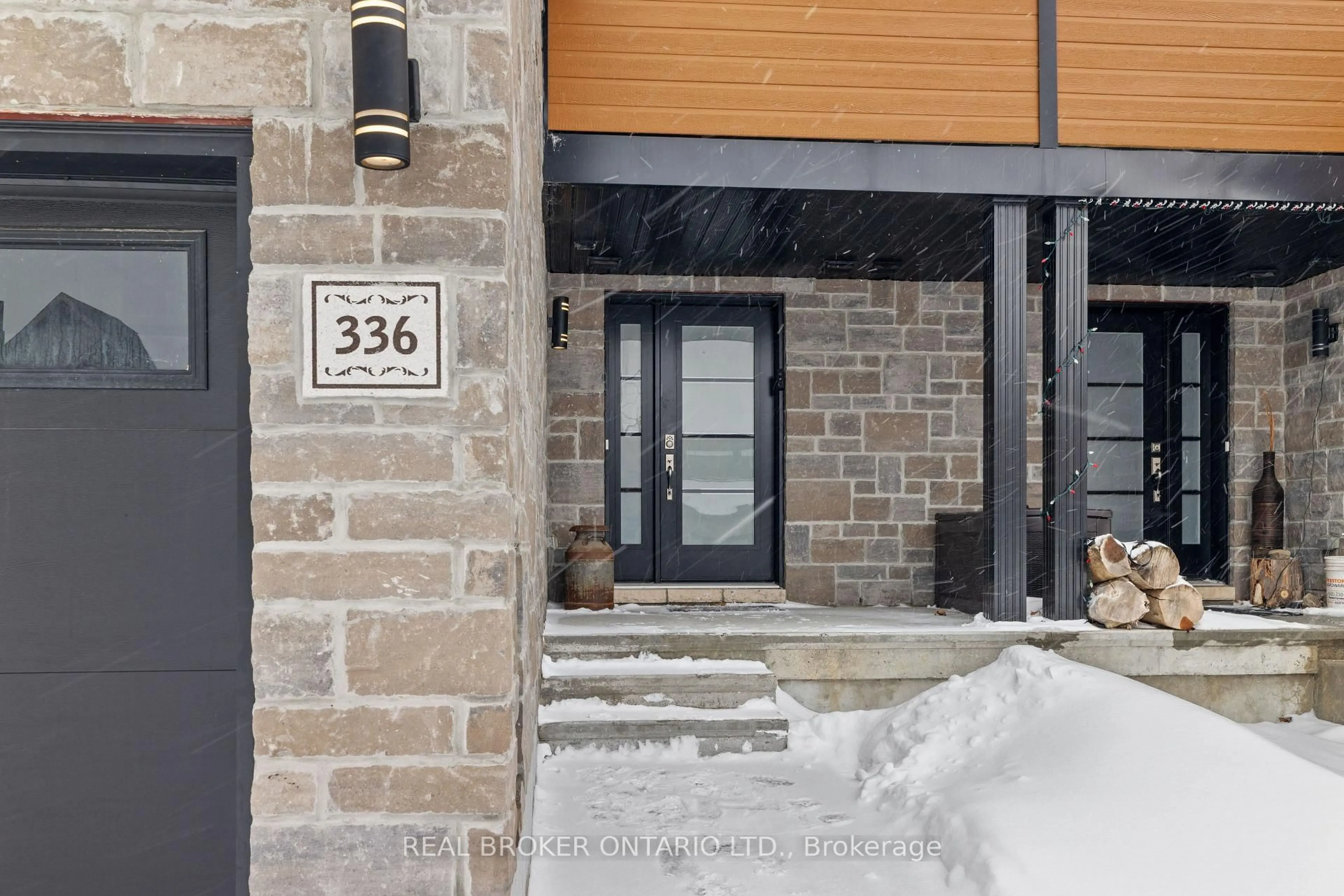 Indoor entryway for 336 Twilight Ave, Russell Ontario K4R 0E3