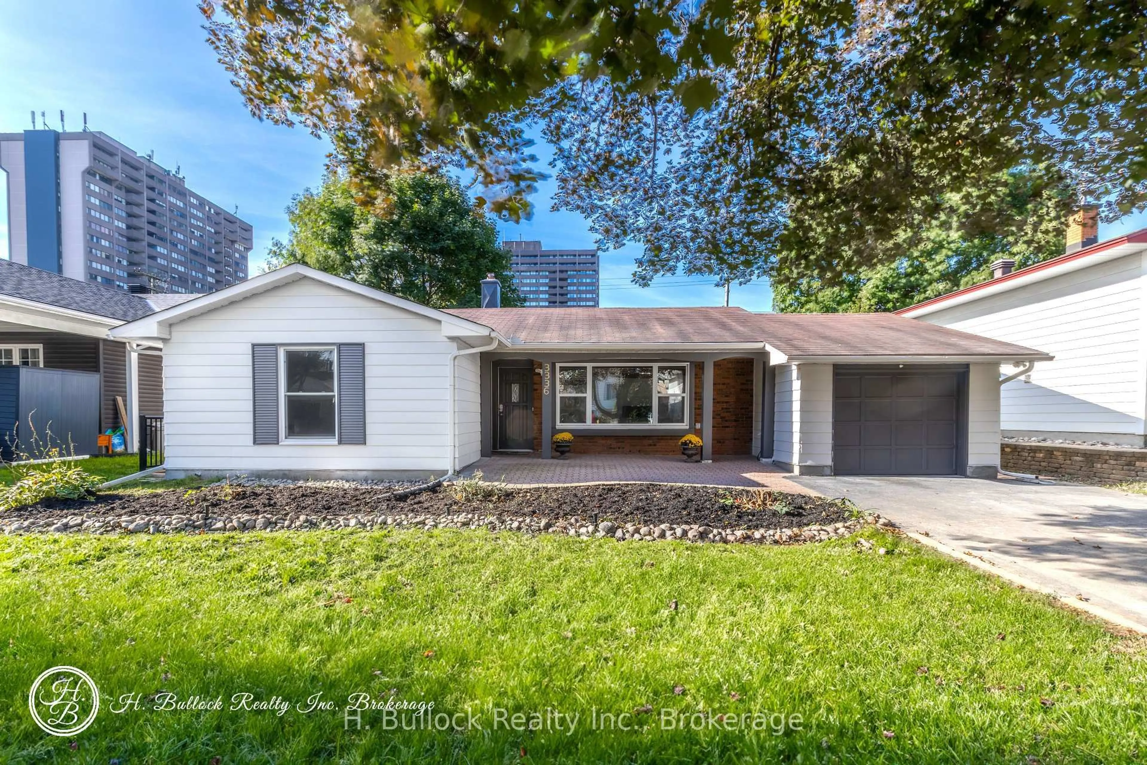 Home with vinyl exterior material, street for 3336 KODIAK St, Ottawa Ontario K1V 7S8