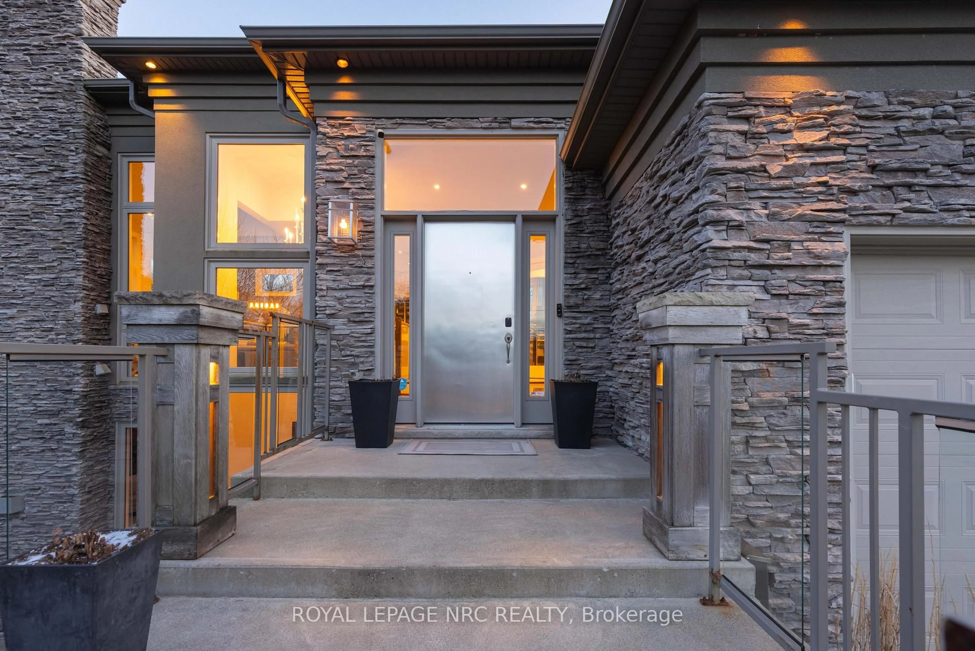 Indoor entryway for 164A Lakeshore Rd, St. Catharines Ontario L2N 2V1