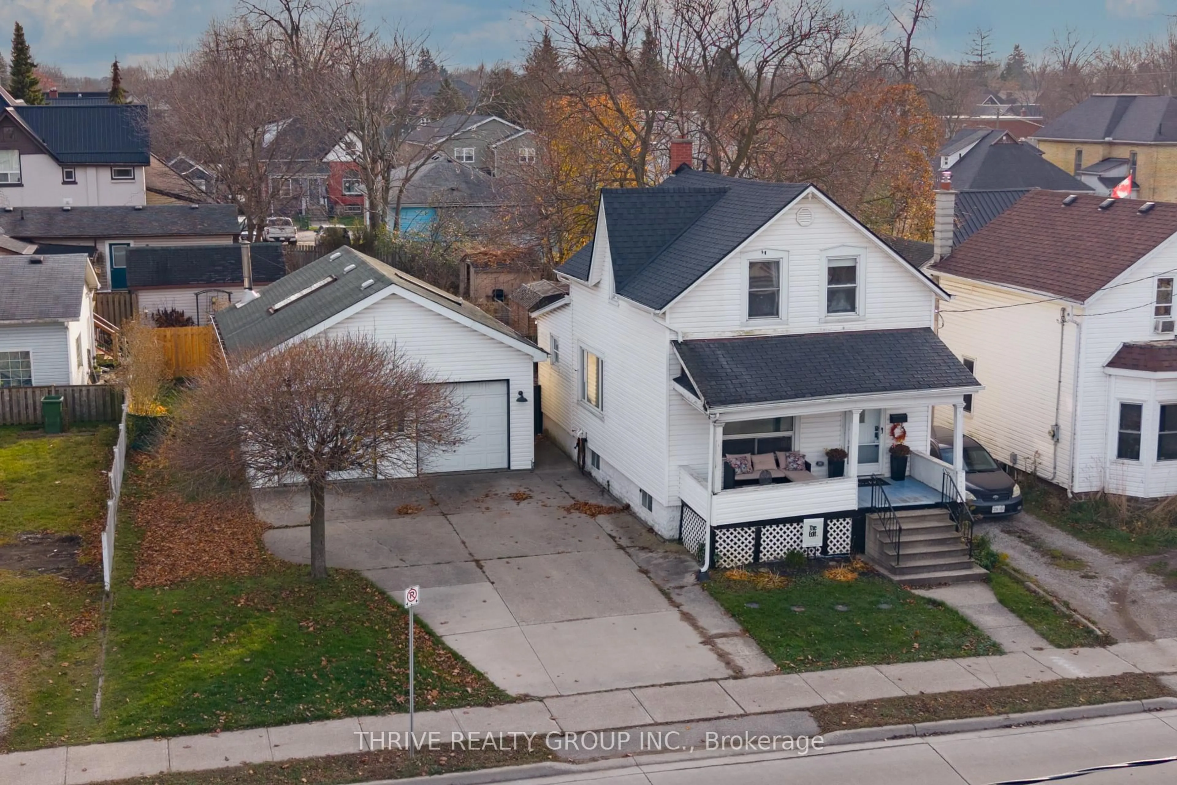 A pic from outside/outdoor area/front of a property/back of a property/a pic from drone, street for 204 Wellington St, St. Thomas Ontario N5R 2S4