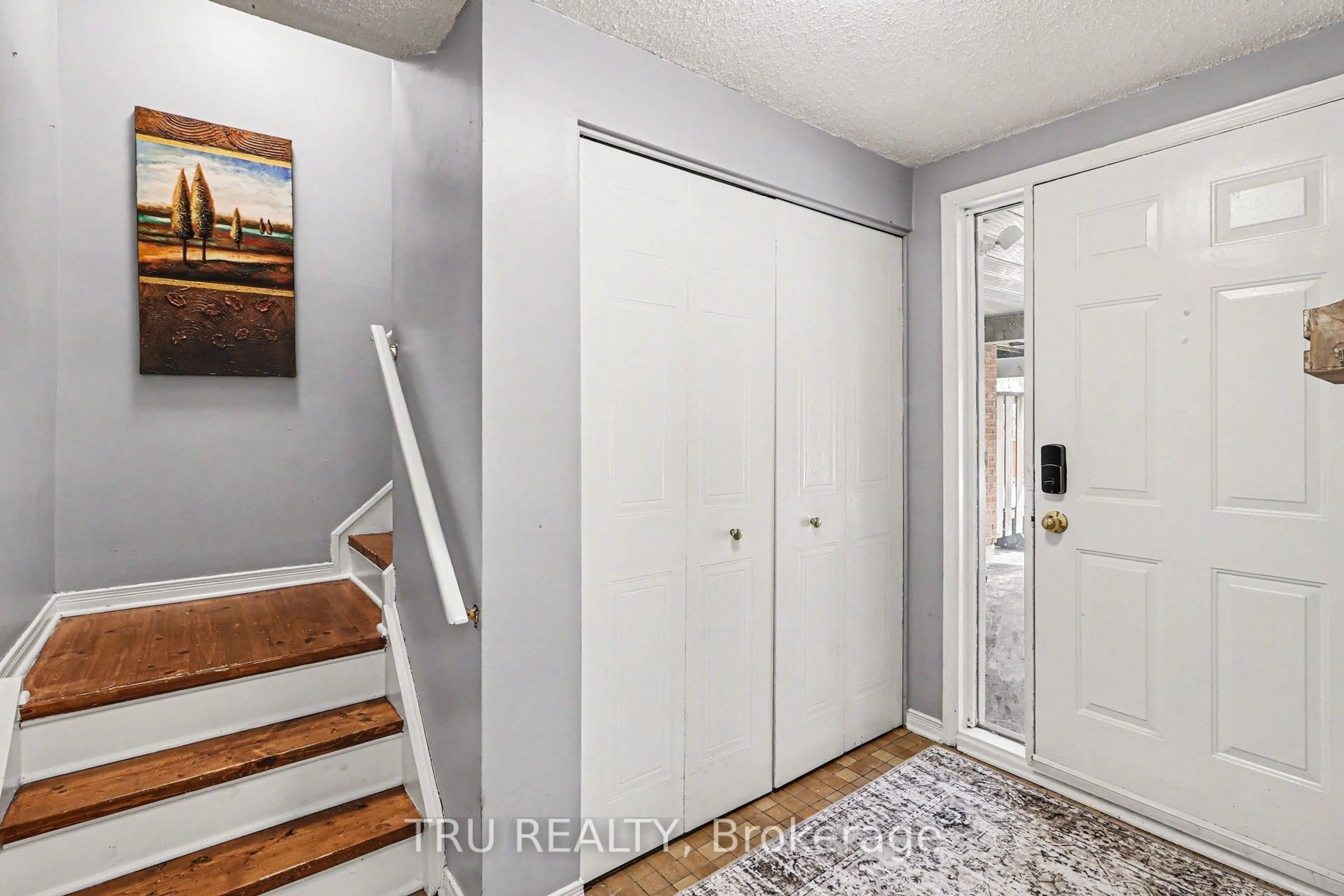 Indoor entryway for 1120 Chimney Hill Way, Ottawa Ontario K1J 8Z6