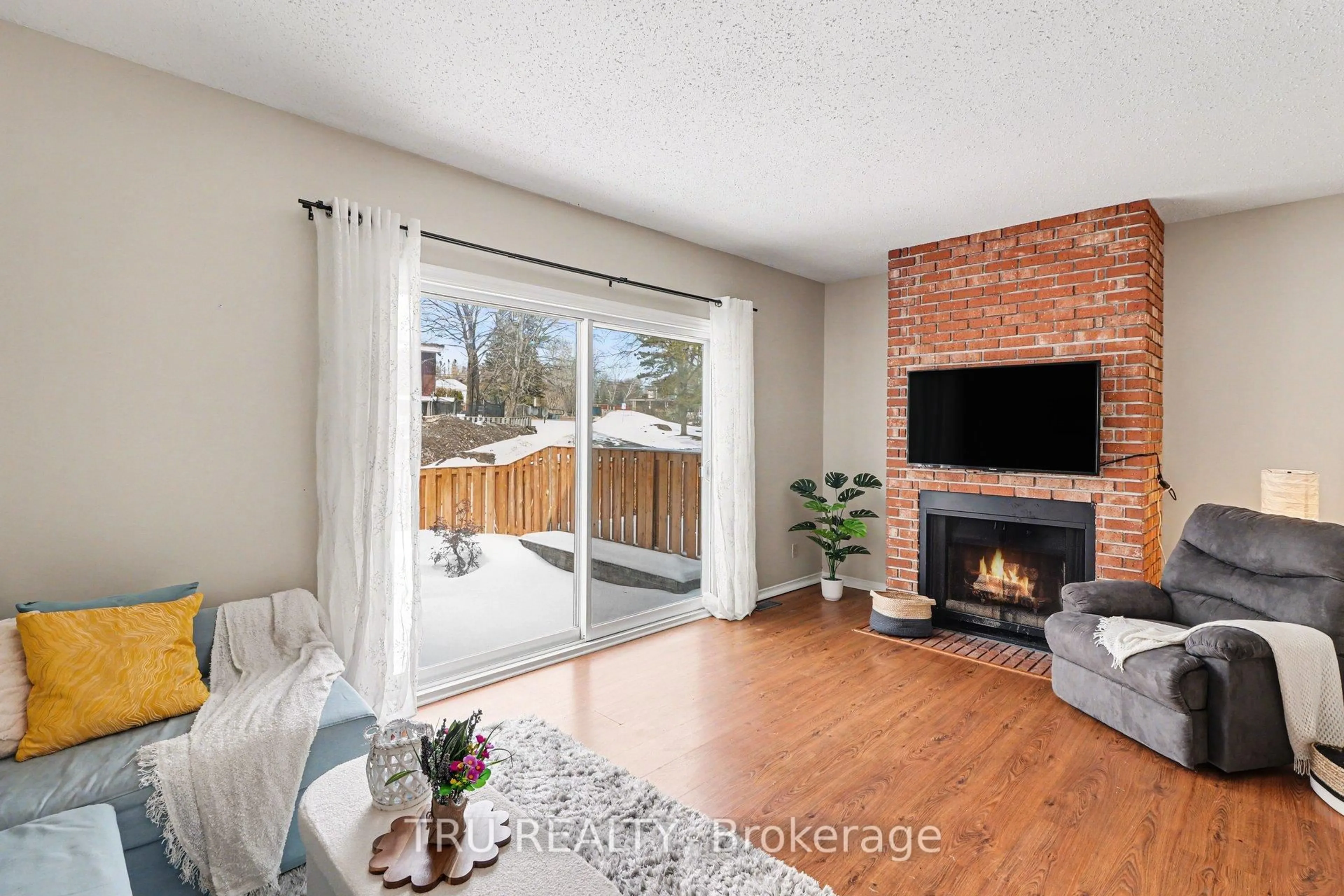 Living room with furniture, wood/laminate floor for 1120 Chimney Hill Way, Ottawa Ontario K1J 8Z6