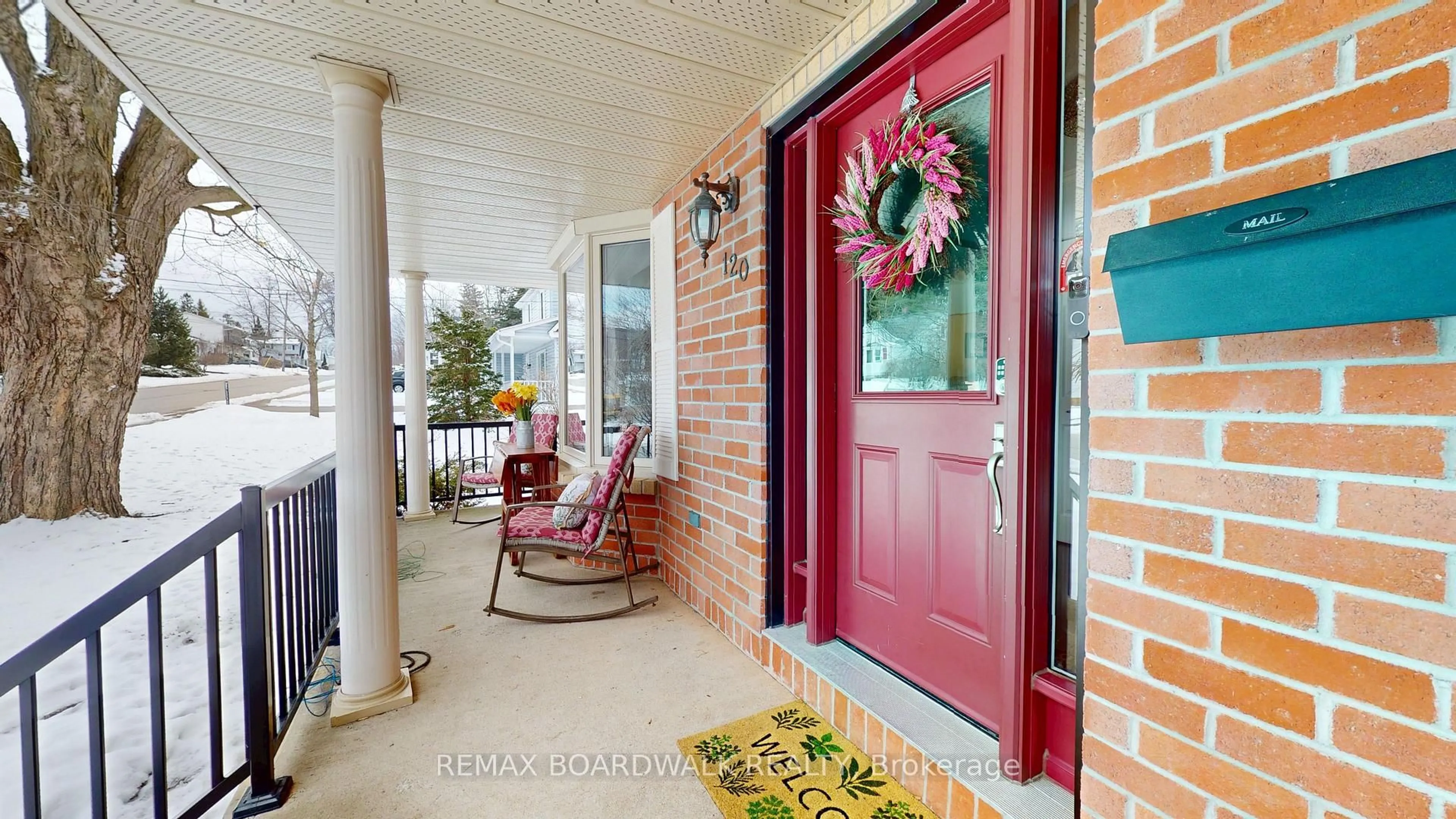 Indoor entryway for 120 First Ave, Brockville Ontario K6V 3B4