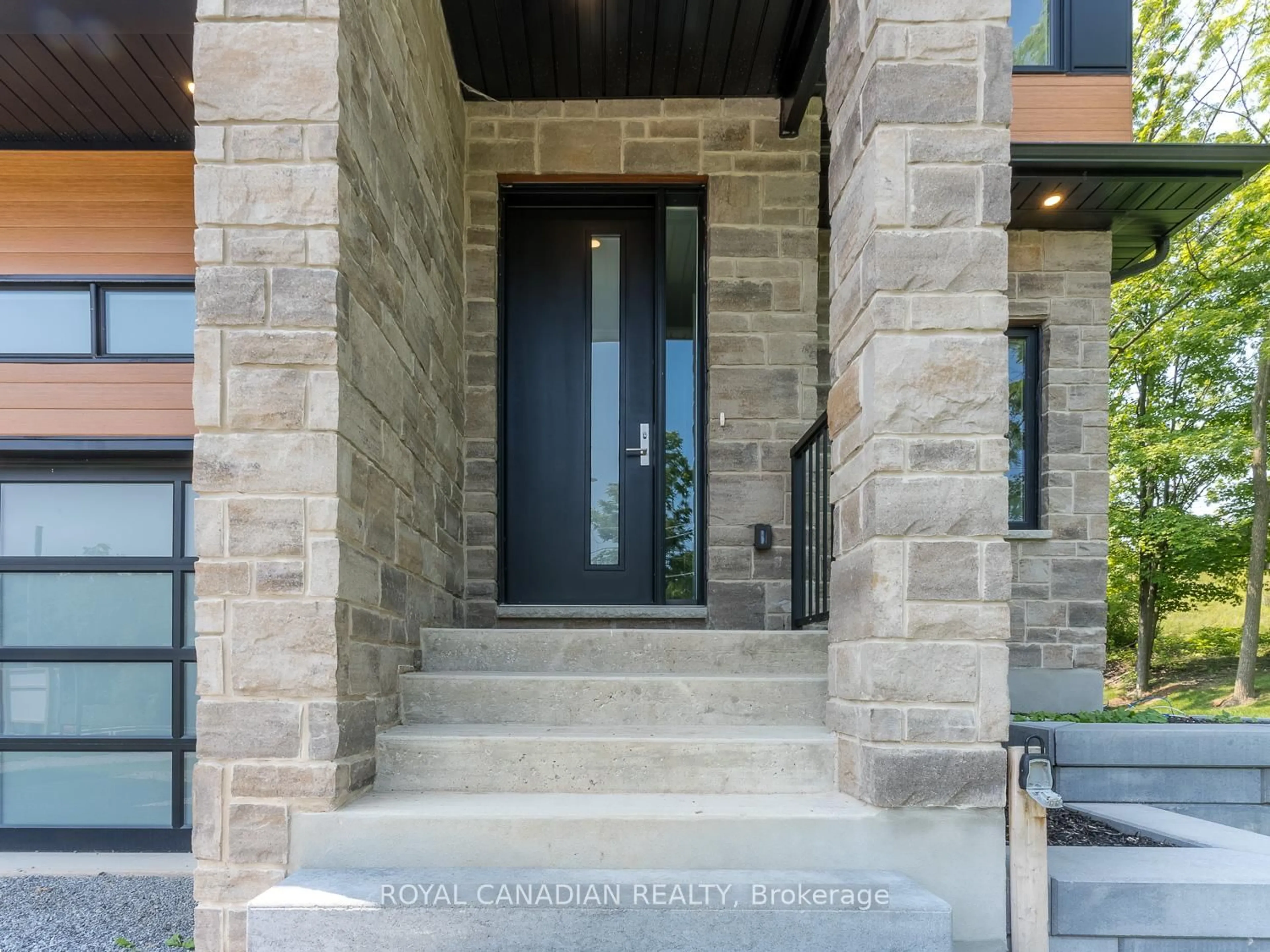 Indoor entryway for 119 Welland Vale Rd, St. Catharines Ontario L2S 3Y2