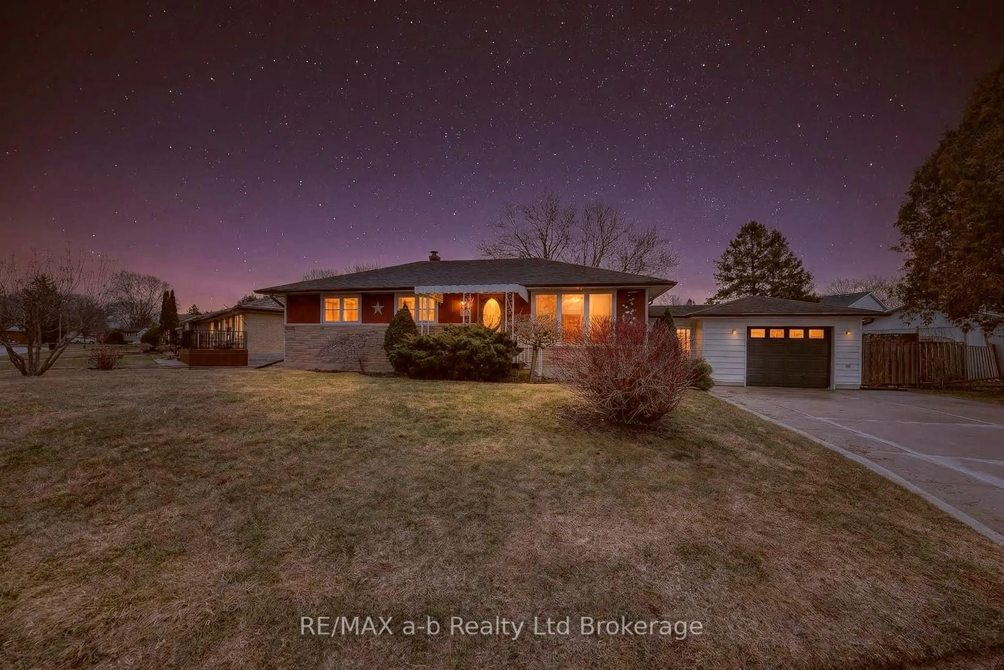 A pic from outside/outdoor area/front of a property/back of a property/a pic from drone, street for 23 Glenn Ave, Ingersoll Ontario N5C 2C9