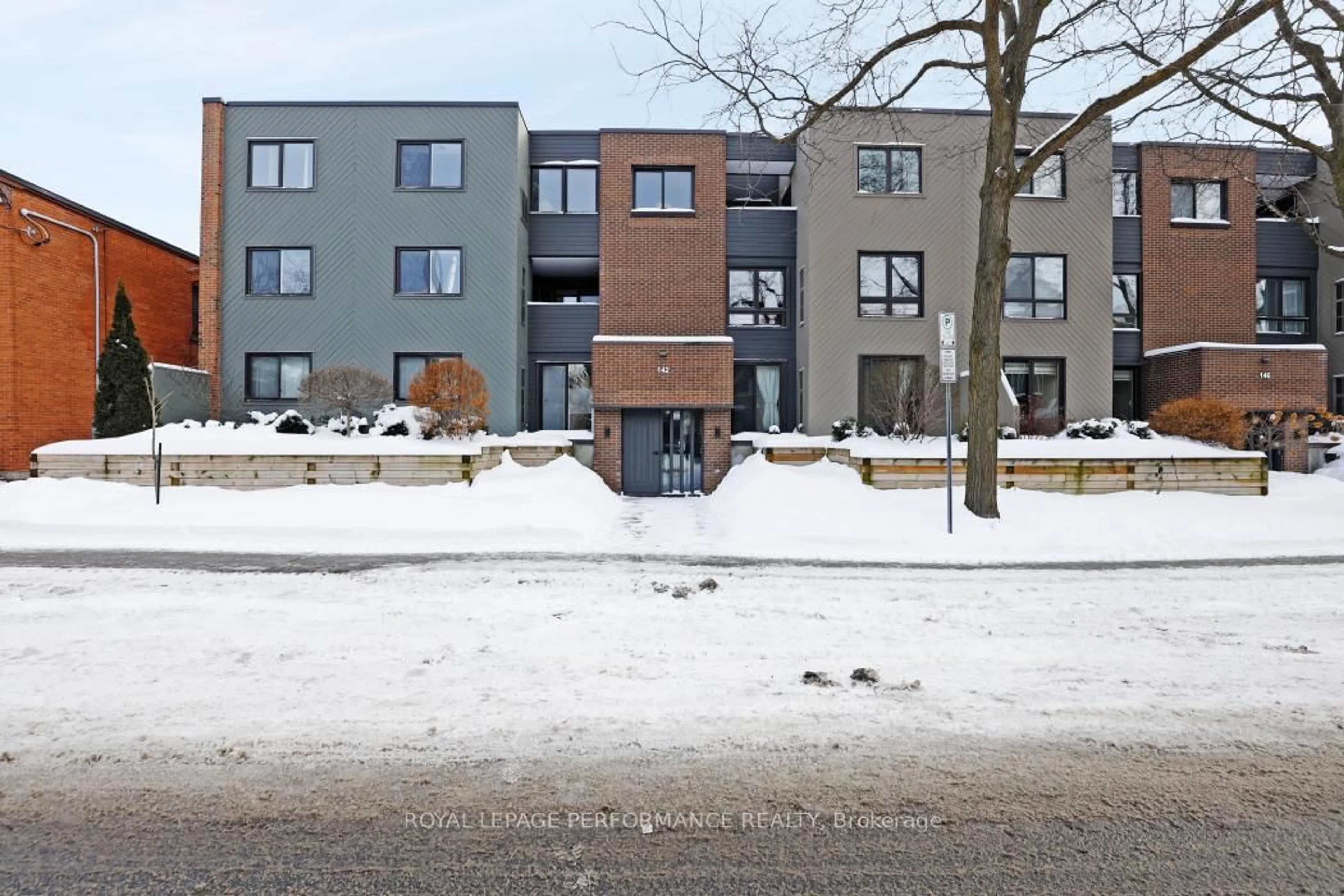 A pic from outside/outdoor area/front of a property/back of a property/a pic from drone, street for 142 Waverley St #2D, Ottawa Ontario K2P 0V4