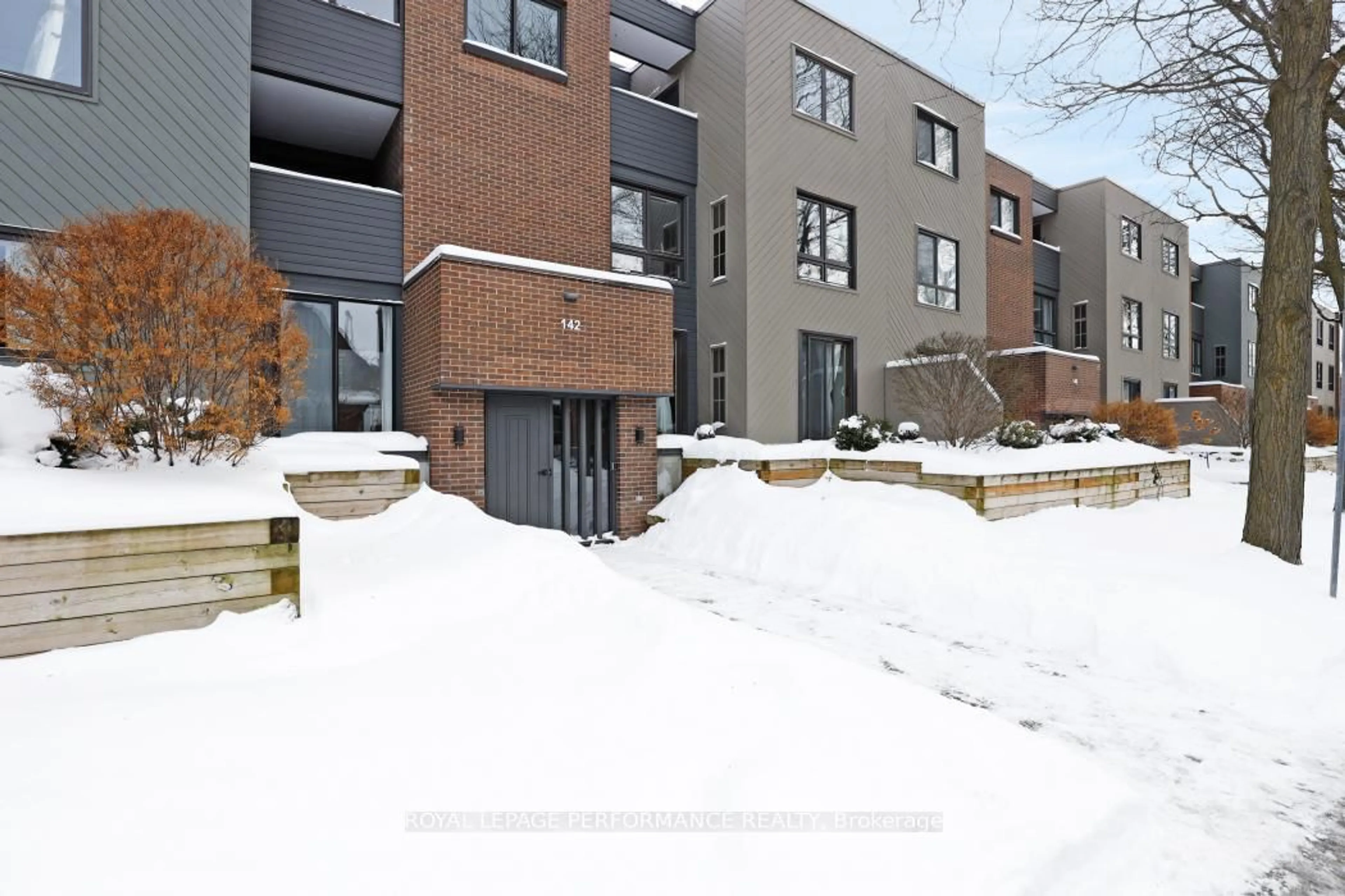 Unknown for 142 Waverley St #2D, Ottawa Ontario K2P 0V4