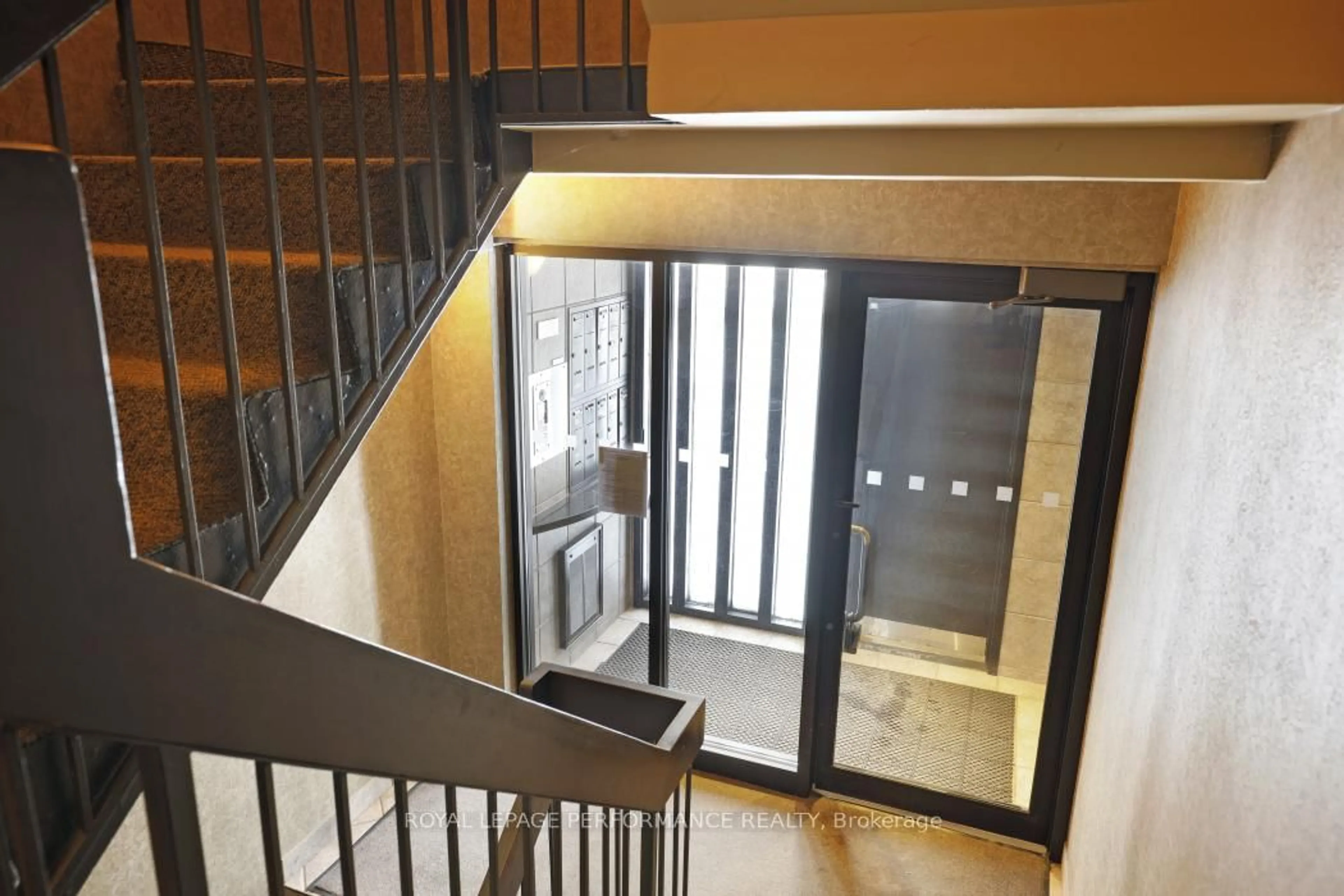 Indoor foyer for 142 Waverley St #2D, Ottawa Ontario K2P 0V4