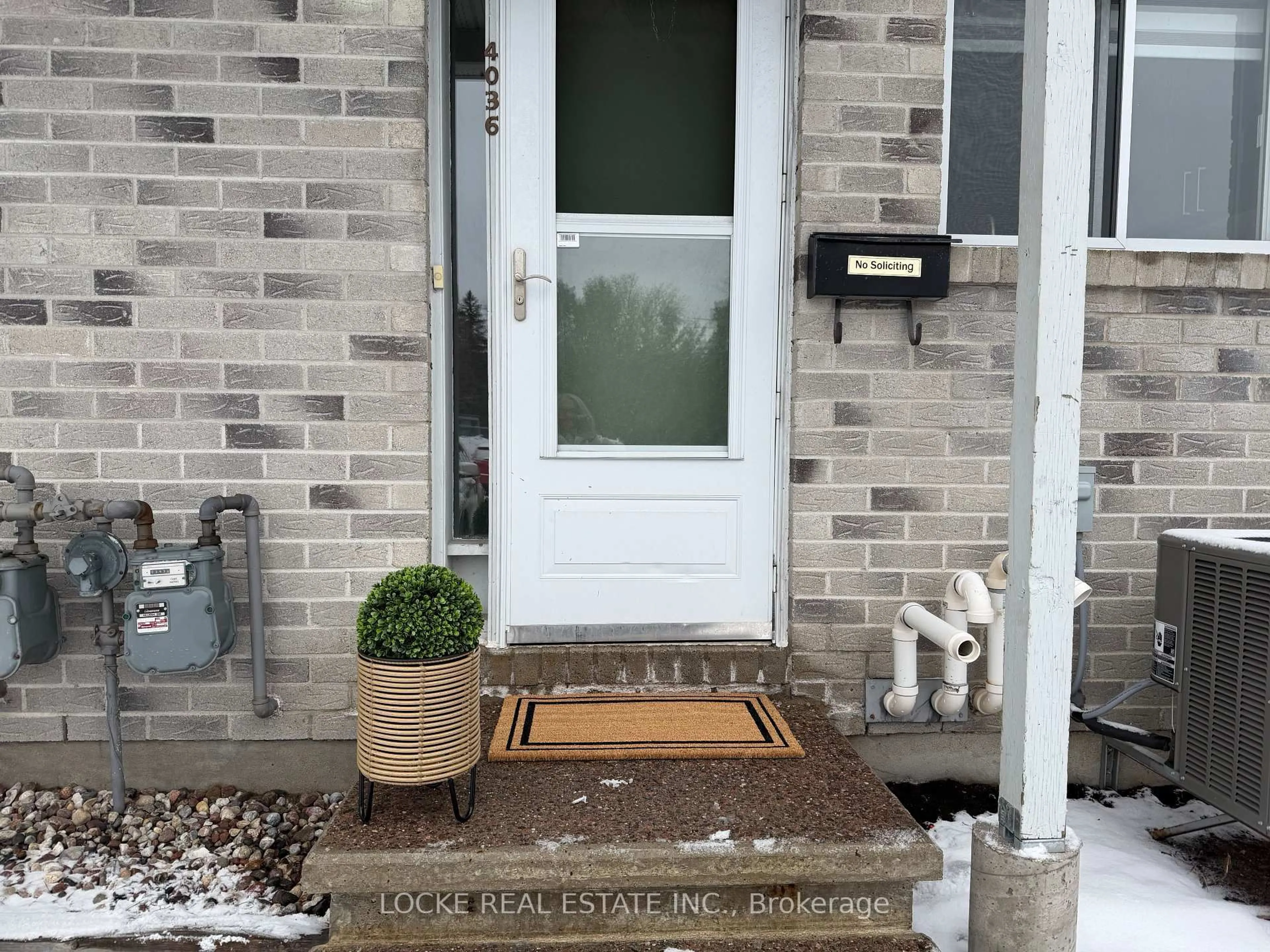 Indoor entryway for 4036 Eady Crt #16, Ottawa Ontario K1J 8X6