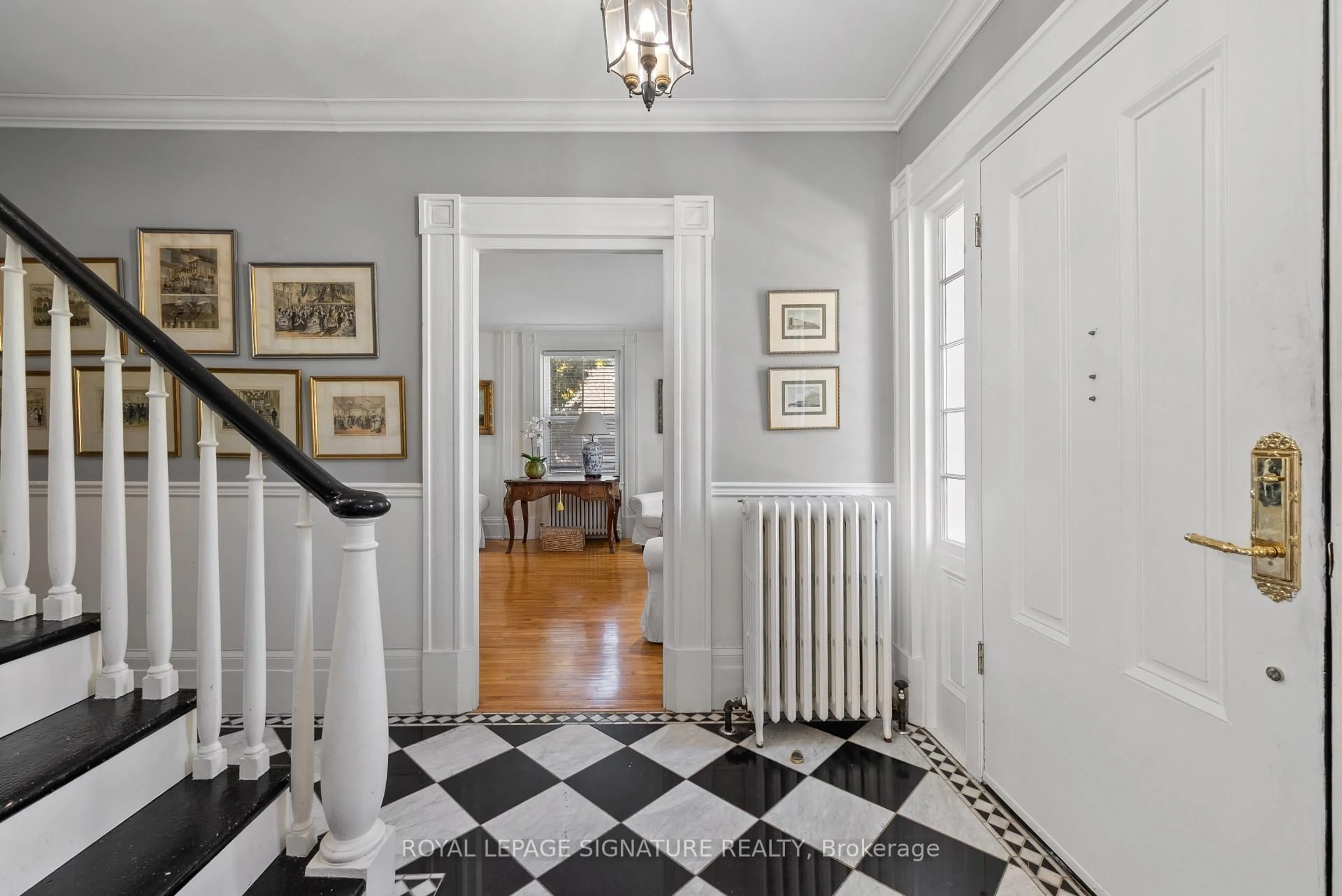 Indoor foyer for 3804 Main St, Lincoln Ontario L0R 1S0