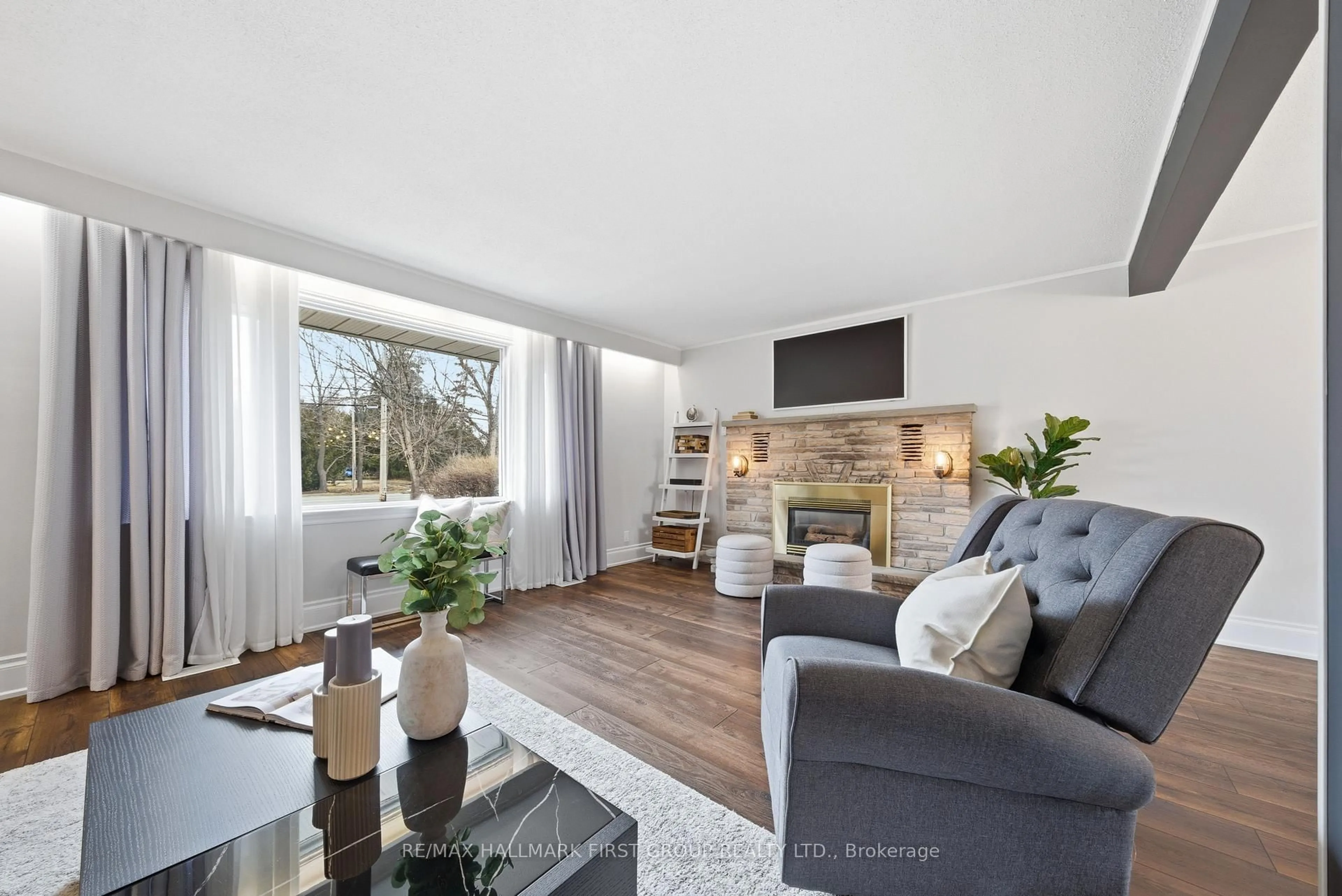 Living room with furniture, wood/laminate floor for 449 King St, Cobourg Ontario K9A 1M7