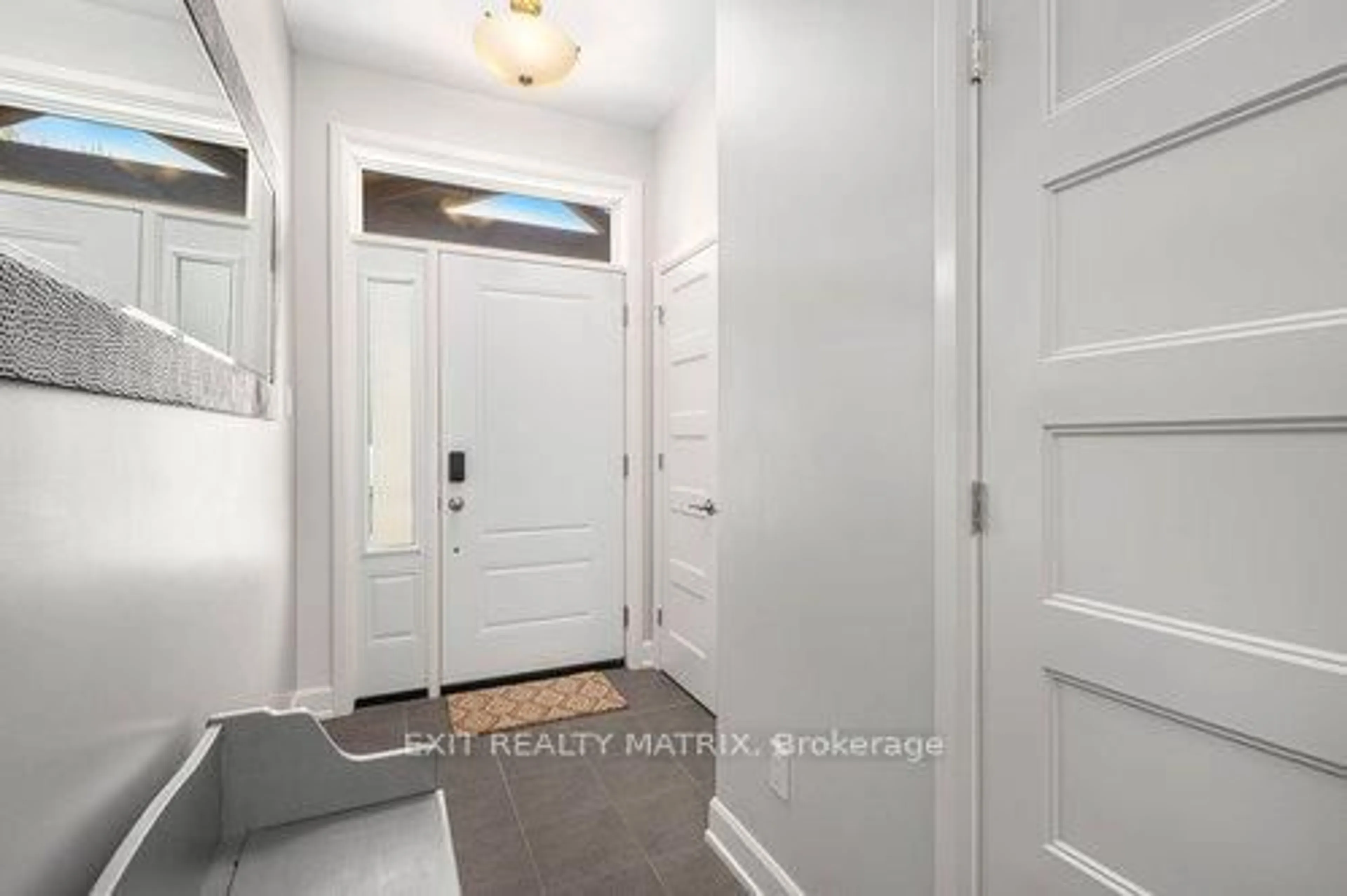 Indoor entryway for 401 Voyageur Pl, Russell Ontario K0A 1W1
