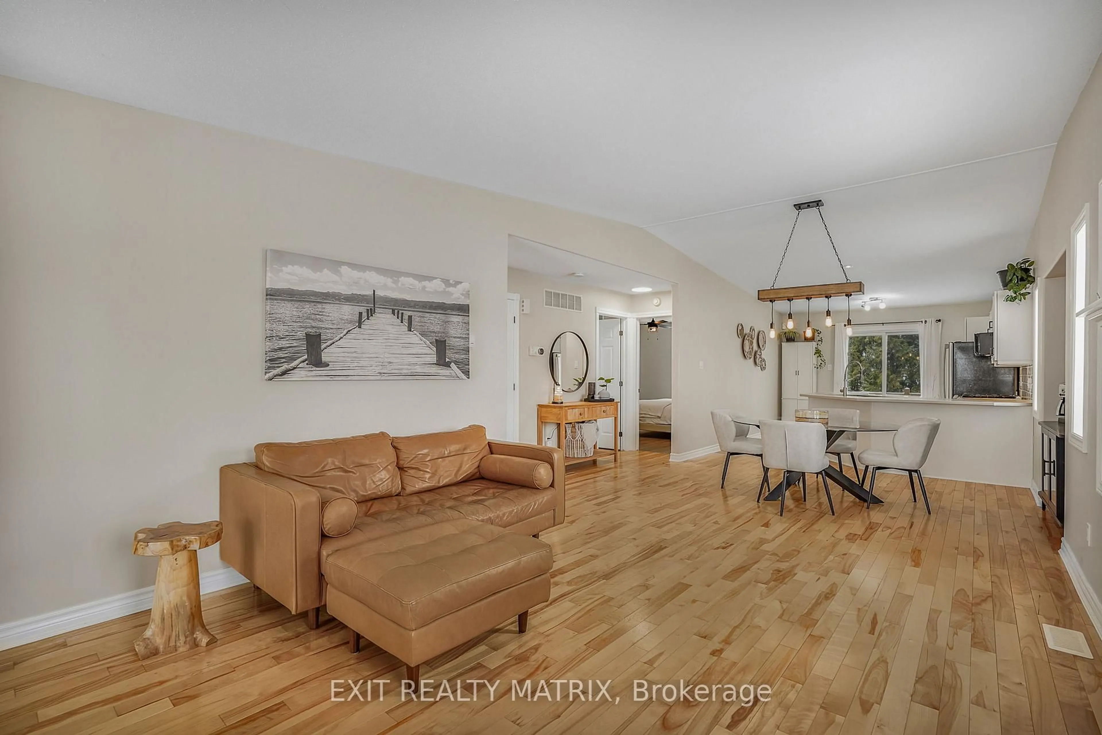 Living room with furniture, wood/laminate floor for 403 CENTENAIRE St, Russell Ontario K0A 1W0